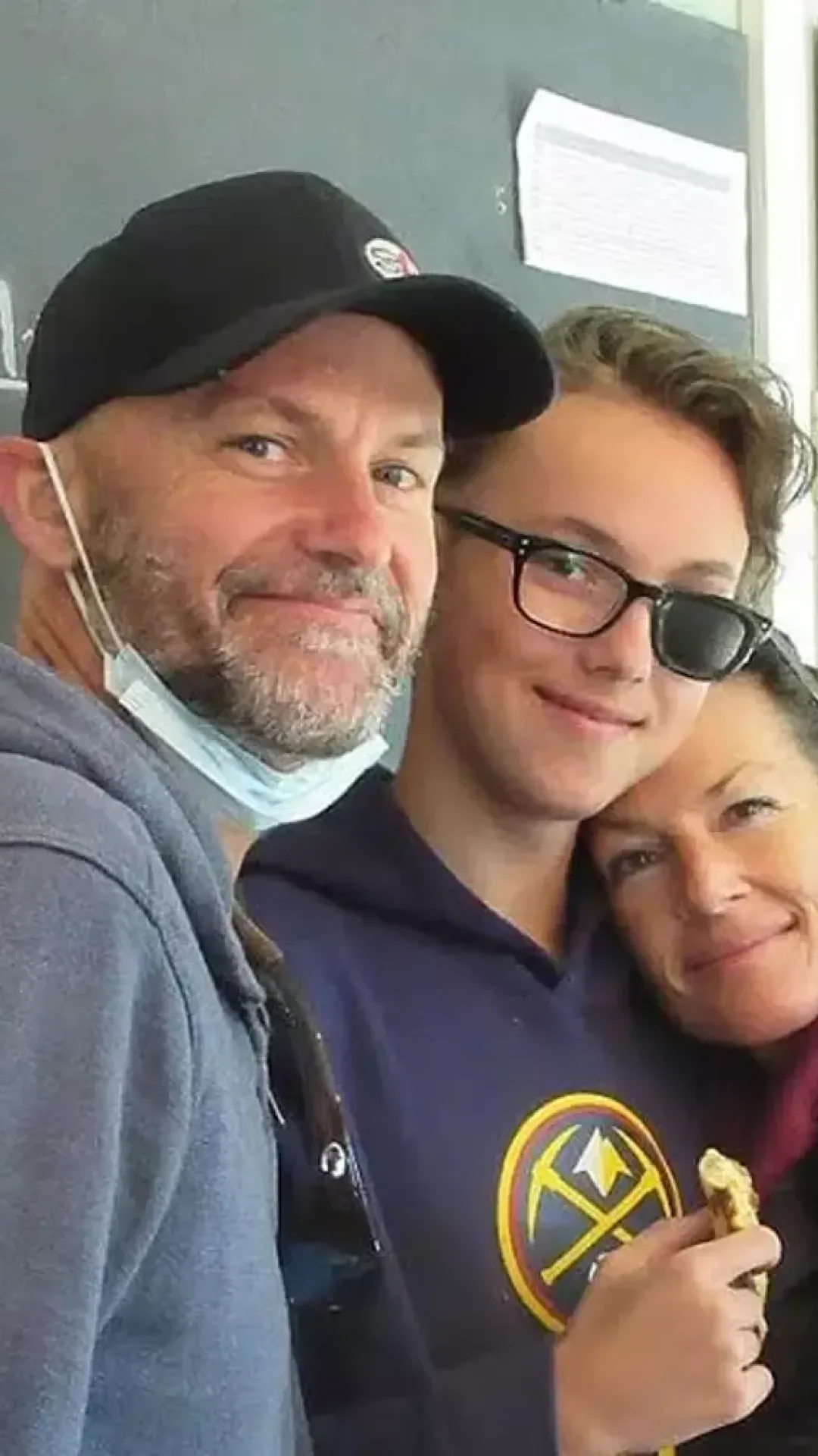 Mãe de menino que morreu oito meses após ser diagnosticado com o “pior” tipo de câncer compartilha os sintomas que ele apresentou