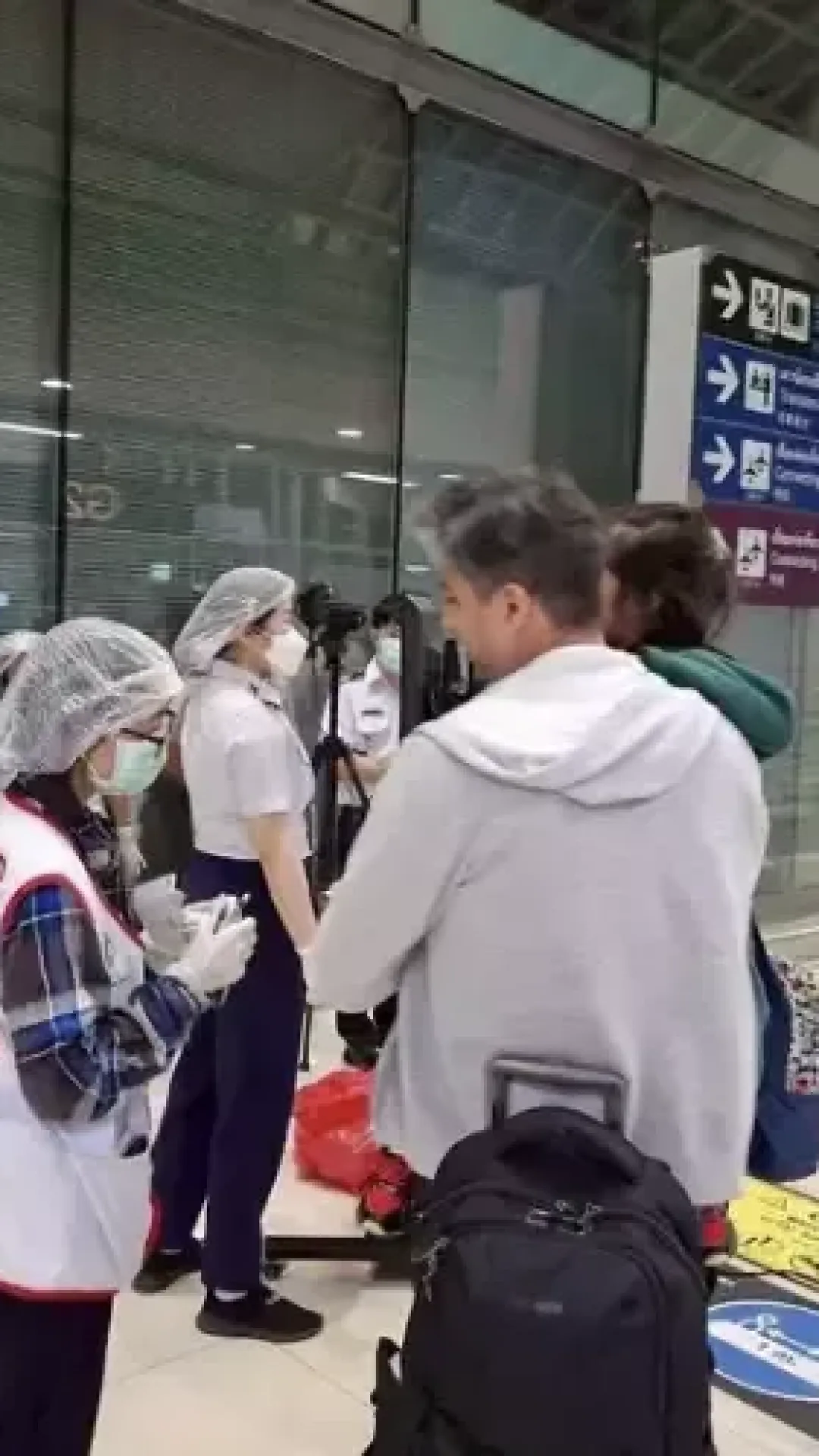 Médica emite alerta após surto de vírus sem cura, enquanto aeroportos adotam medidas no estilo da COVID