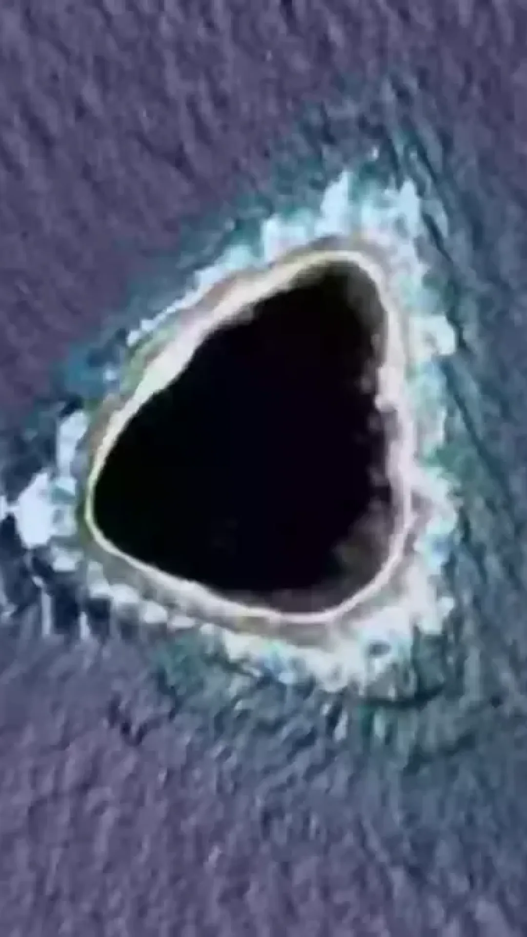 Mergulhador explorou o que era o misterioso “buraco negro” descoberto no meio do oceano no Google Maps