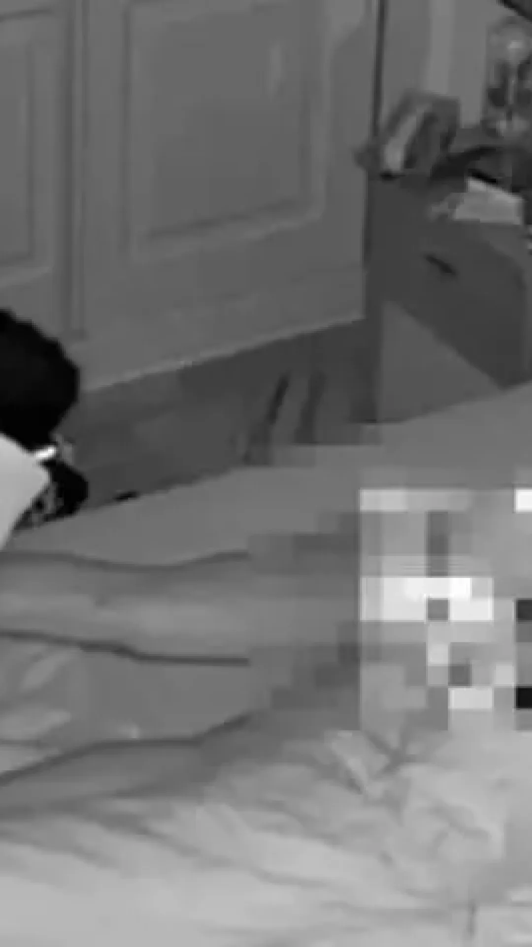 Momento assustador em que invasor observa mulher nua com lanterna enquanto ela dormia ao lado do parceiro