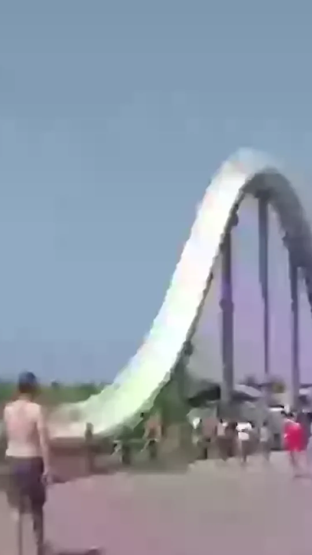 Momento trágico em que menino conta aos pais que seu irmão foi decapitado no “toboágua mais alto do mundo”