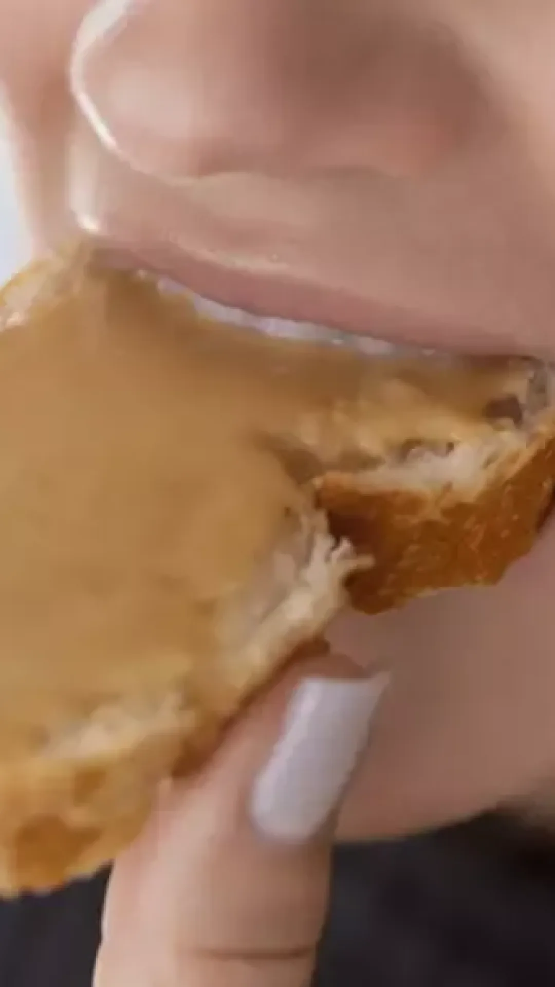 Mulher comeu pasta de amendoim todos os dias por uma semana e isso teve um grande impacto na saúde dela