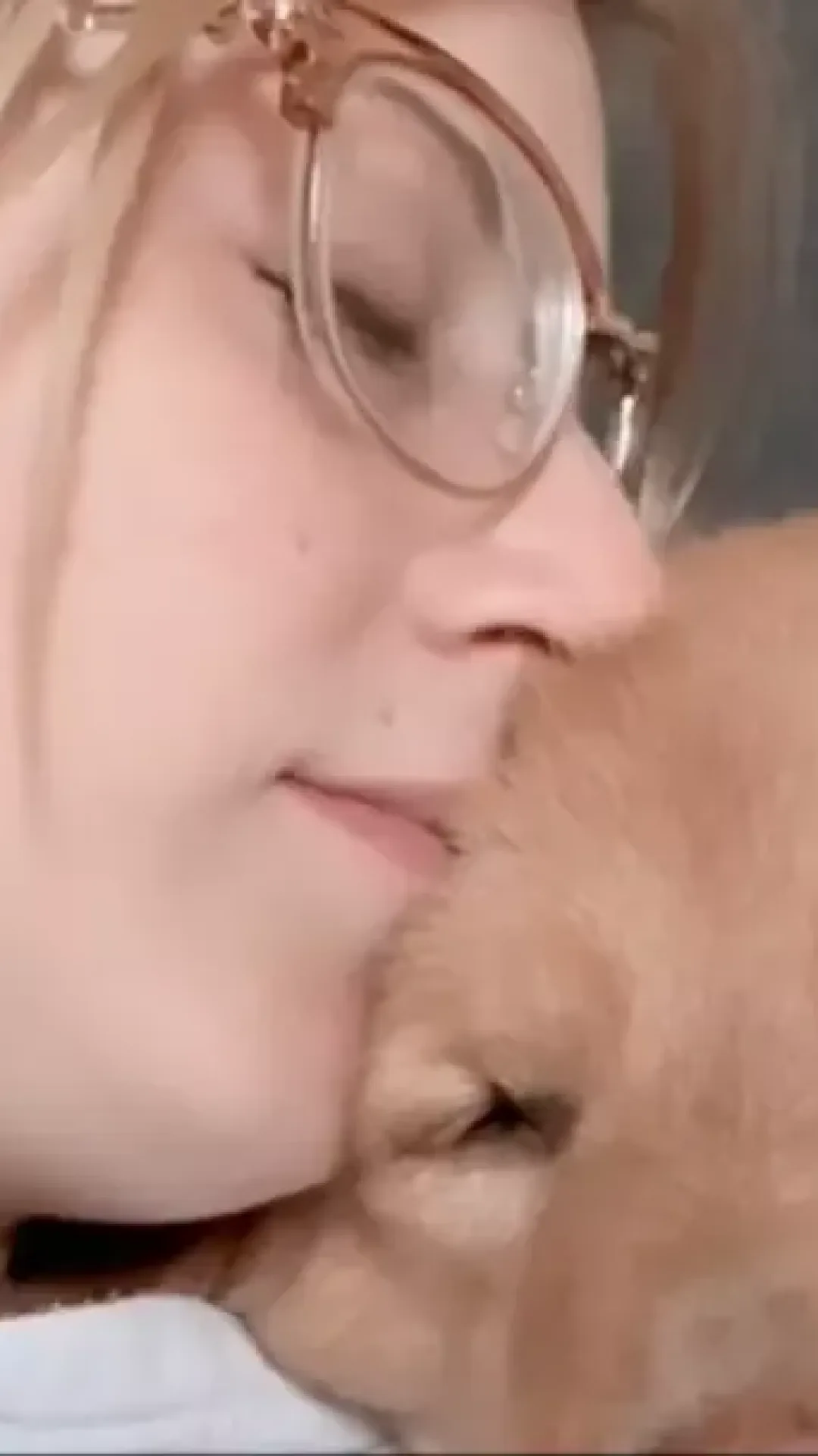Mulher de 31 anos recebe um diagnóstico que ameaça sua vida um dia depois de notar seu cachorro agindo de forma estranha ao redor dela