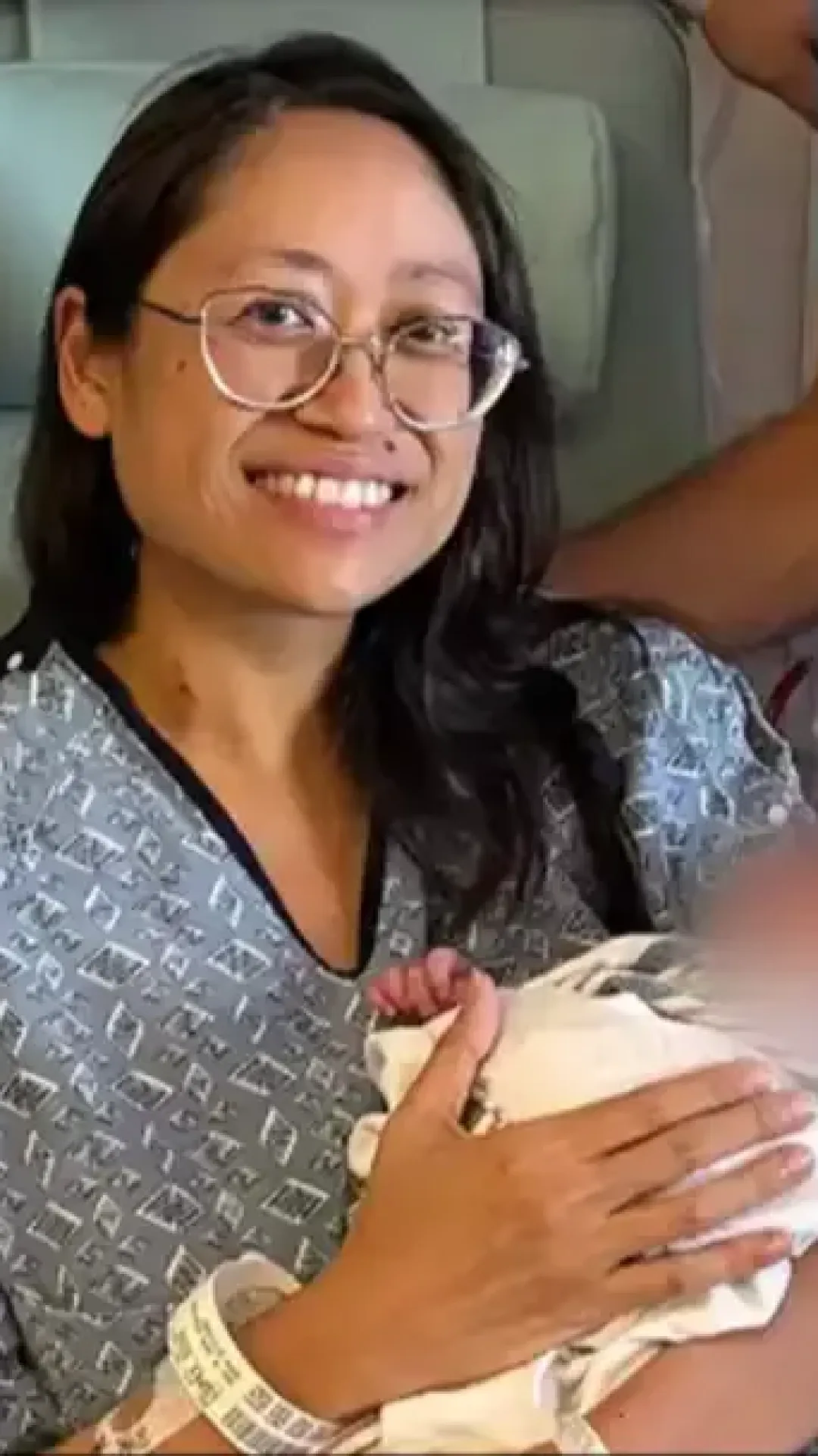 Mulher de 41 anos fica chocada ao descobrir que tinha um bebê a termo escondido atrás de um tumor de cerca de 10 quilos que ela estava prestes a operar para remover