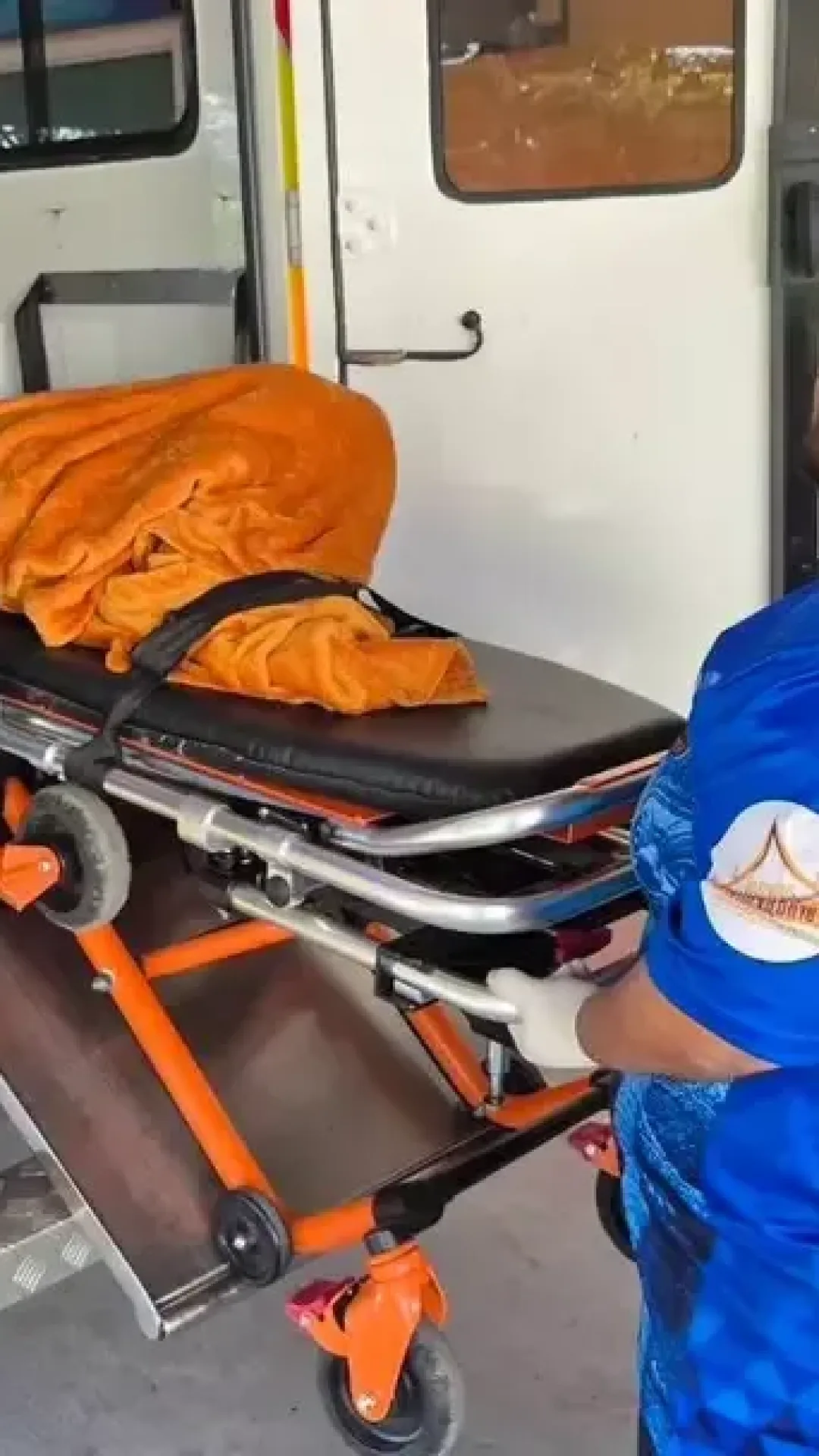 Mulher é encontrada viva dentro de um caixão depois que ouviram batidas vindas de dentro antes da cremação
