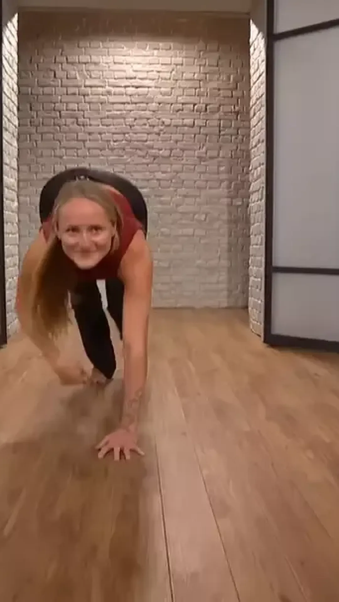 Mulher que “anda de quatro como um cachorro” revela o grande impacto que isso causa em seu corpo