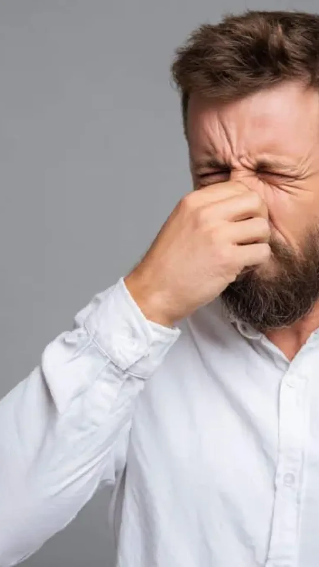 Novo estudo explica por que “cheirar os próprios peidos” poderia melhorar a capacidade cerebral e reduzir as chances de Alzheimer
