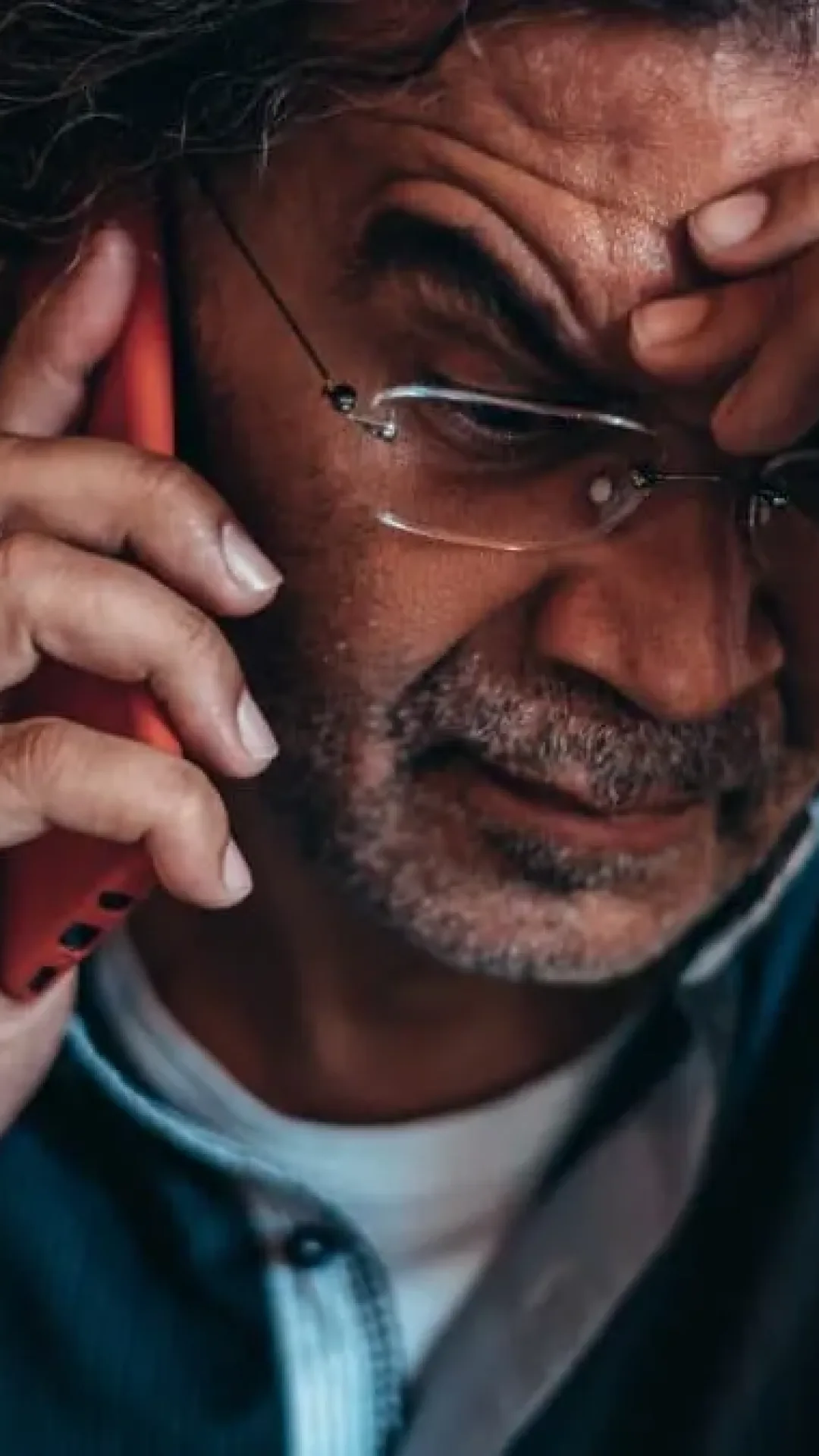 O motivo pelo qual você nunca deve responder se alguém perguntar “você está me ouvindo?” ao telefone