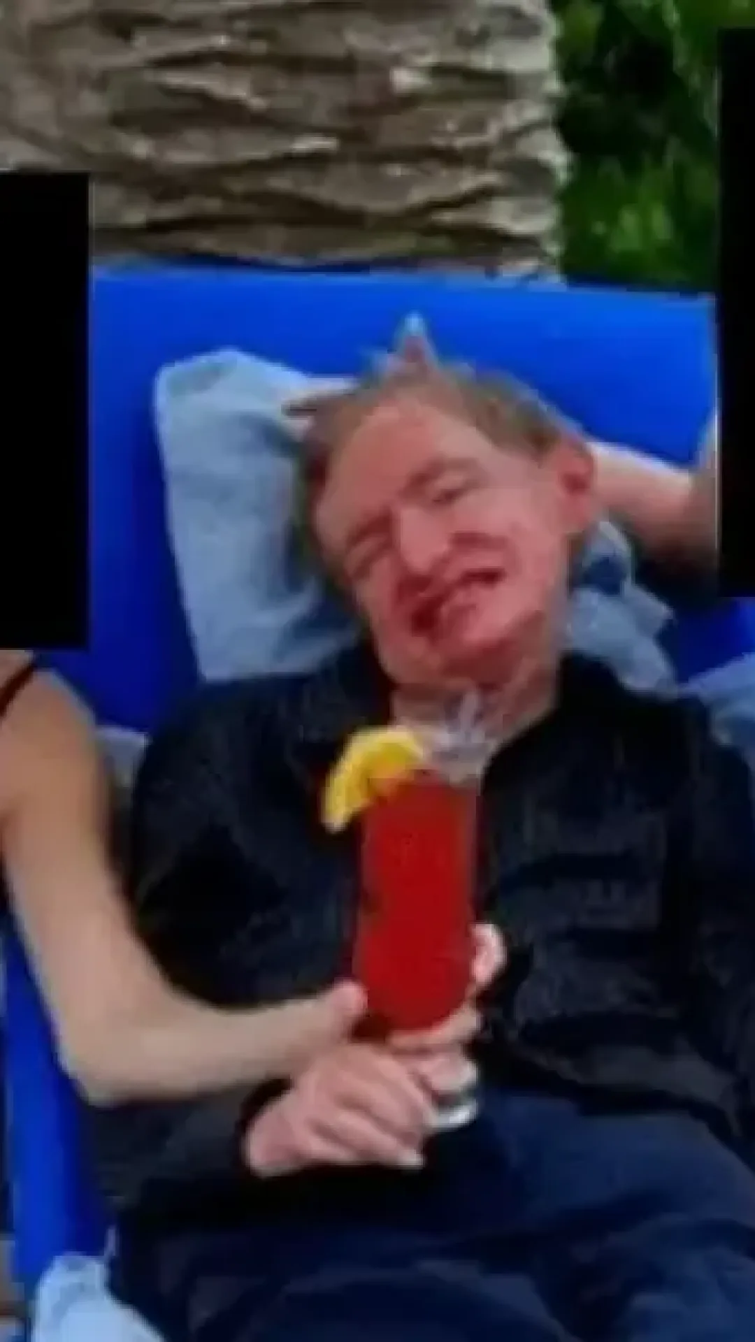 O professor Stephen Hawking é visto com duas mulheres de biquíni em nova foto dos arquivos de Epstein