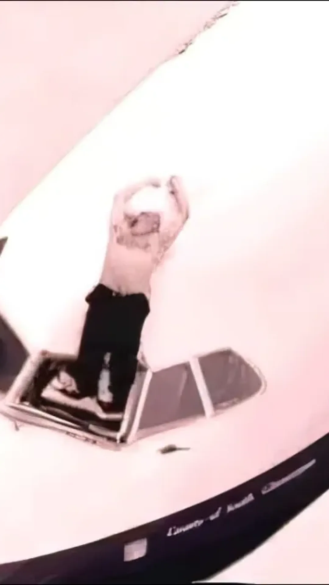 O que aconteceu com o piloto que foi sugado pela janela da cabine em pleno voo?