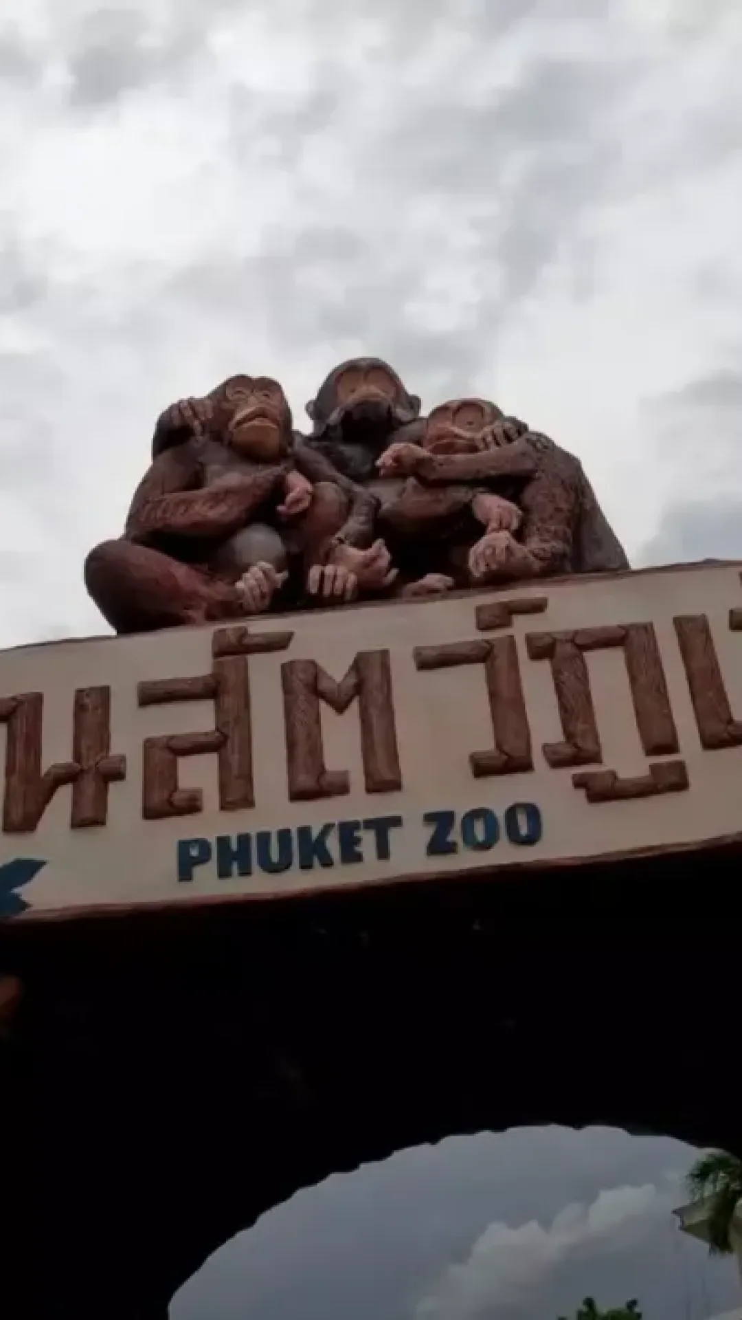 O que aconteceu com os animais deixados em um zoológico abandonado enquanto homem fica chocado com o que descobriu ao explorá-lo