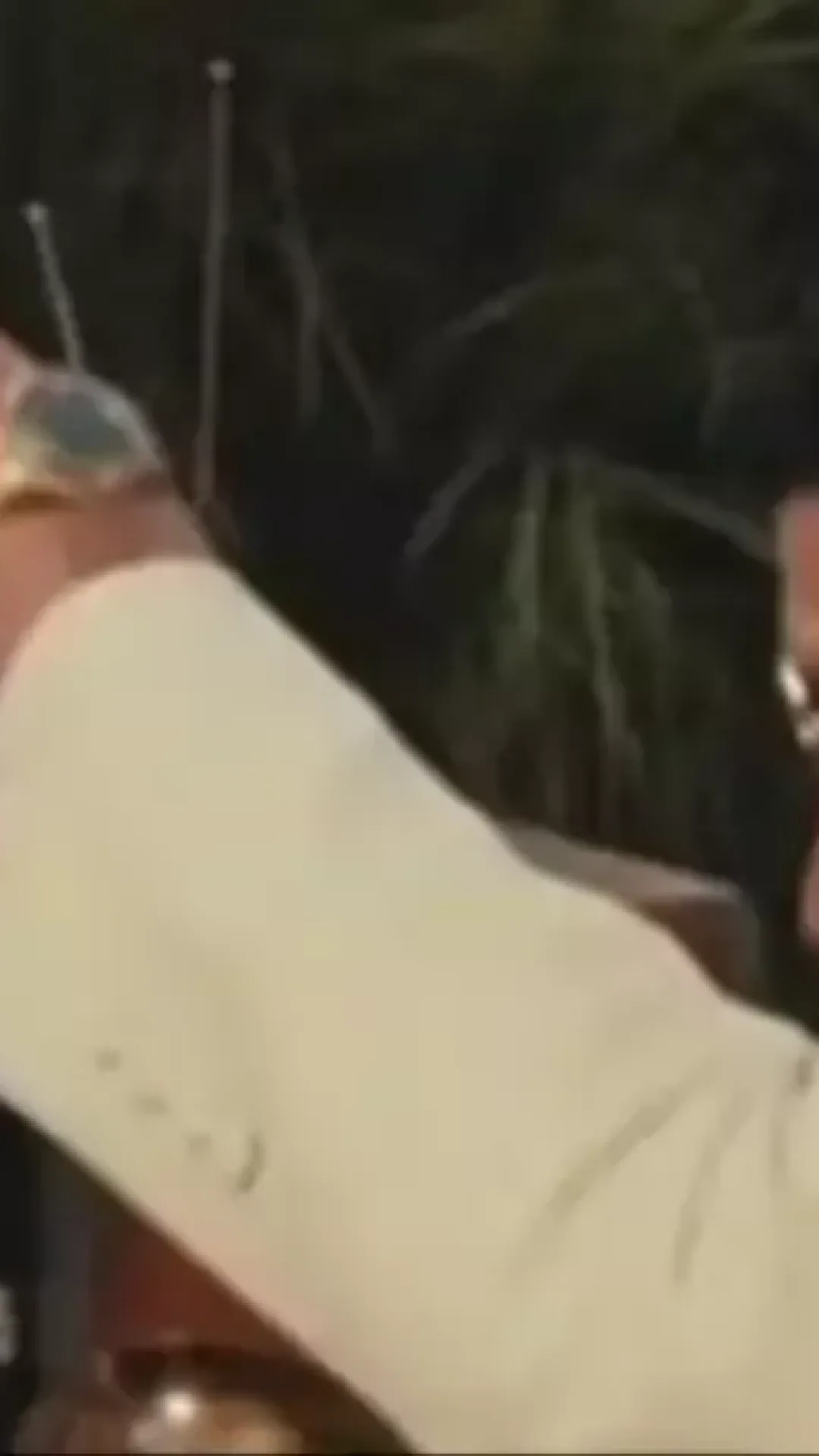 O que Bad Bunny entregou a um menino durante o show do intervalo do Super Bowl enquanto fãs elogiam o gesto