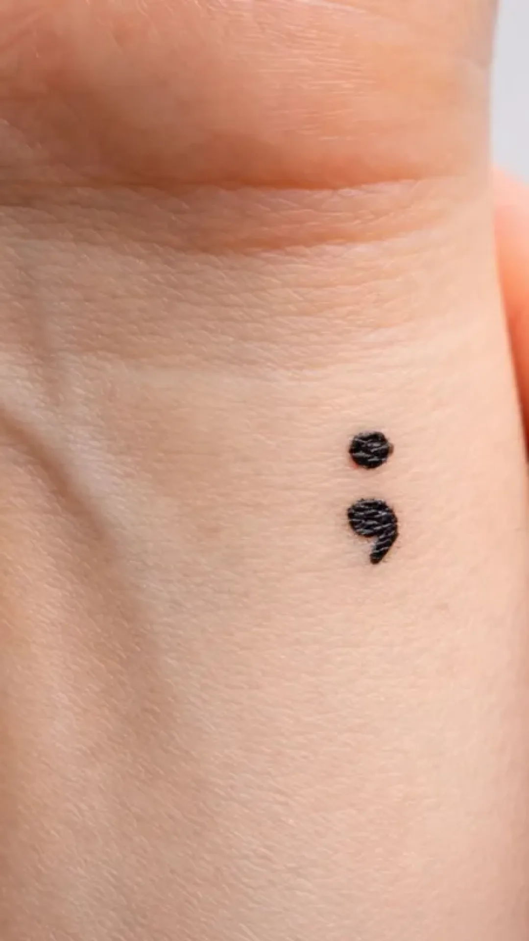O que significa a tatuagem de ponto e virgula?