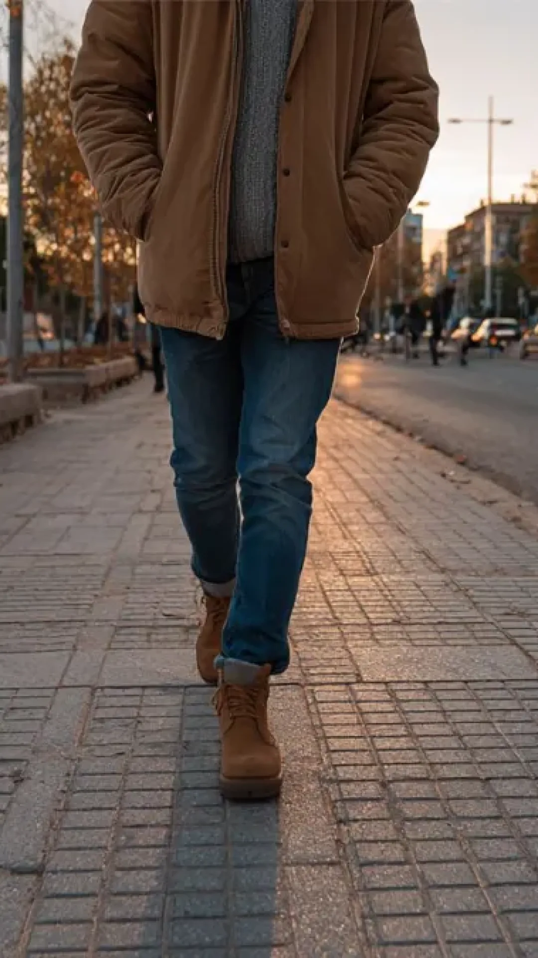 O que significa andar com as mãos nos bolsos, segundo a psicologia