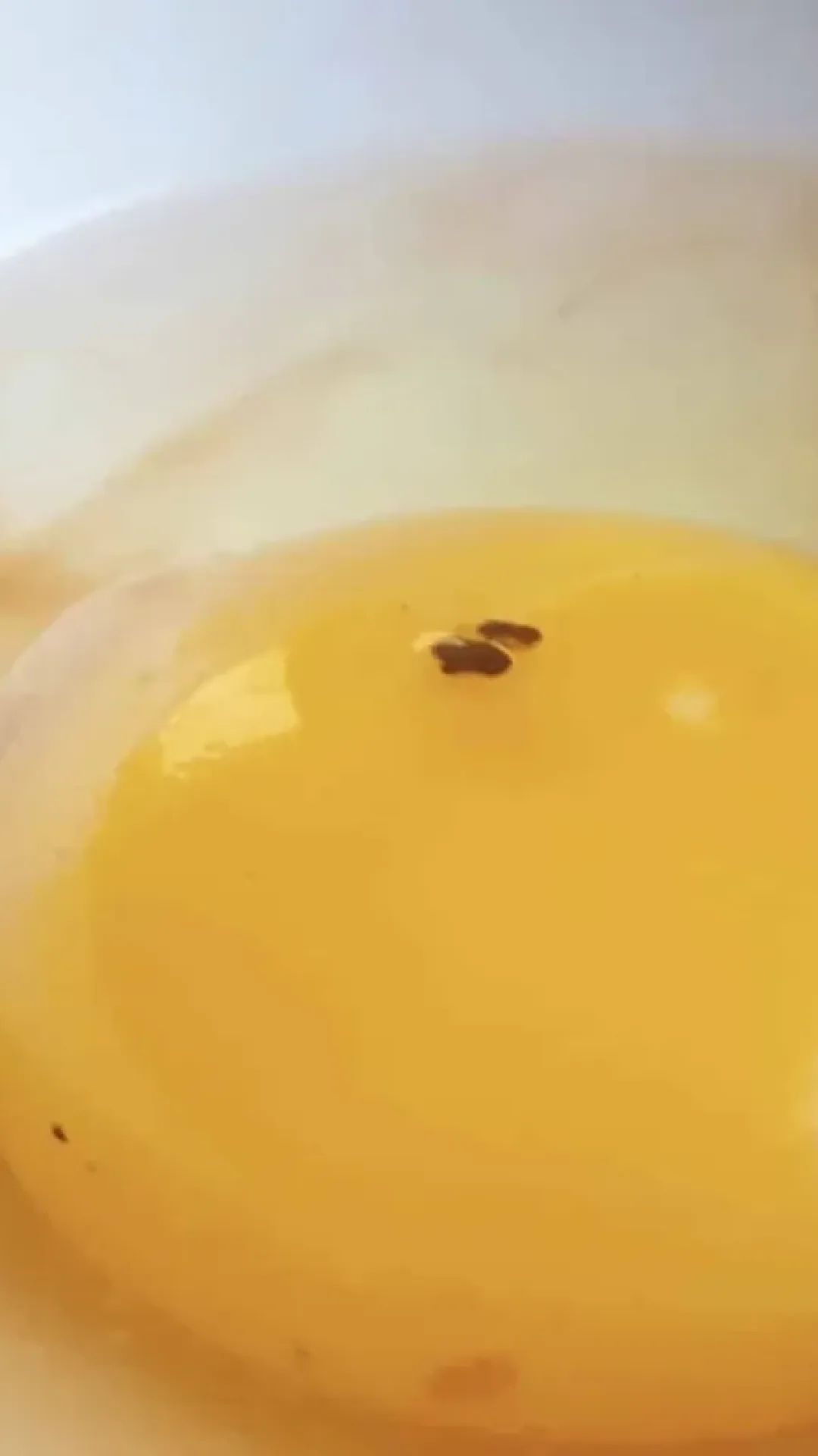 O que significa aquela mancha vermelha escura que às vezes tem na gema do ovo?