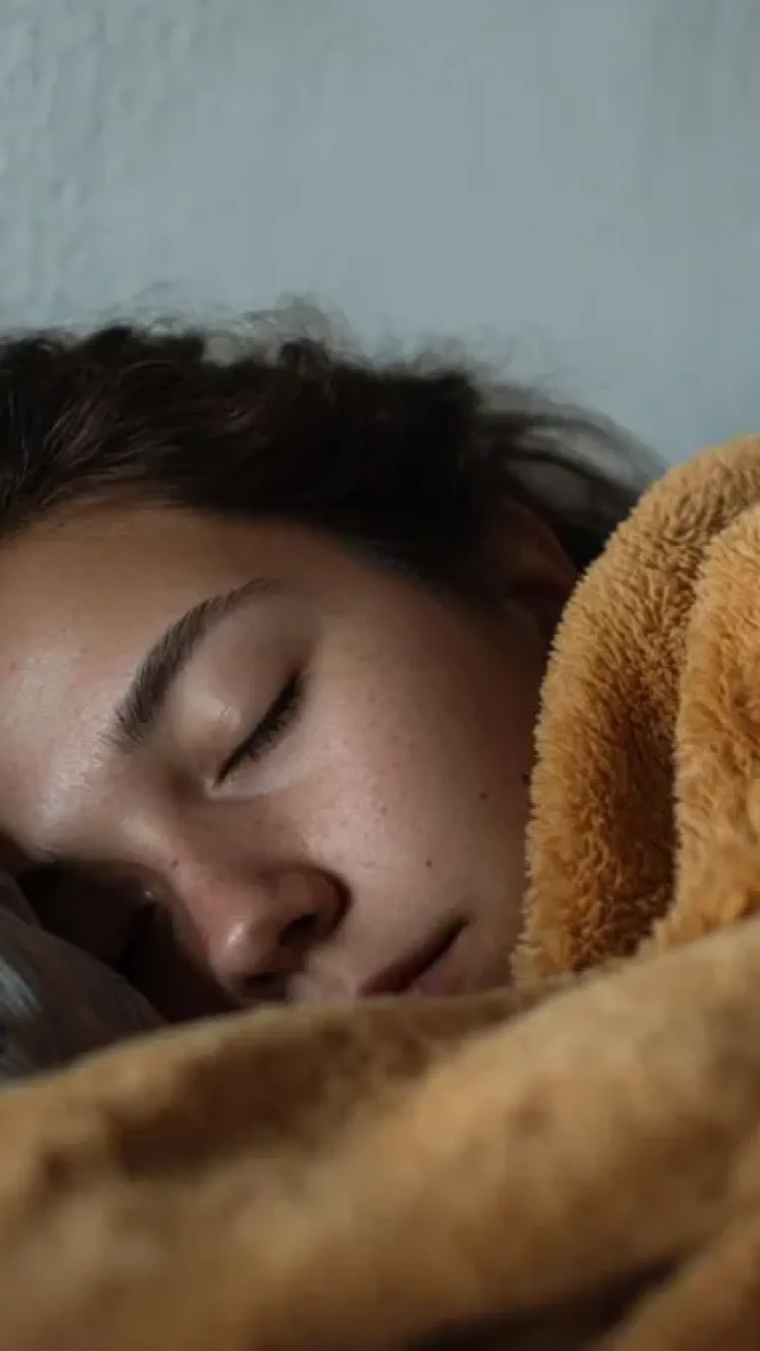 O que significa dormir com a coberta mesmo no calor, segundo a psicologia?