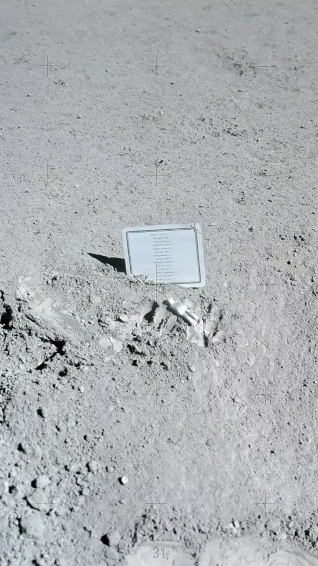 O significado comovente por trás de uma placa na Lua com os nomes de 14 astronautas