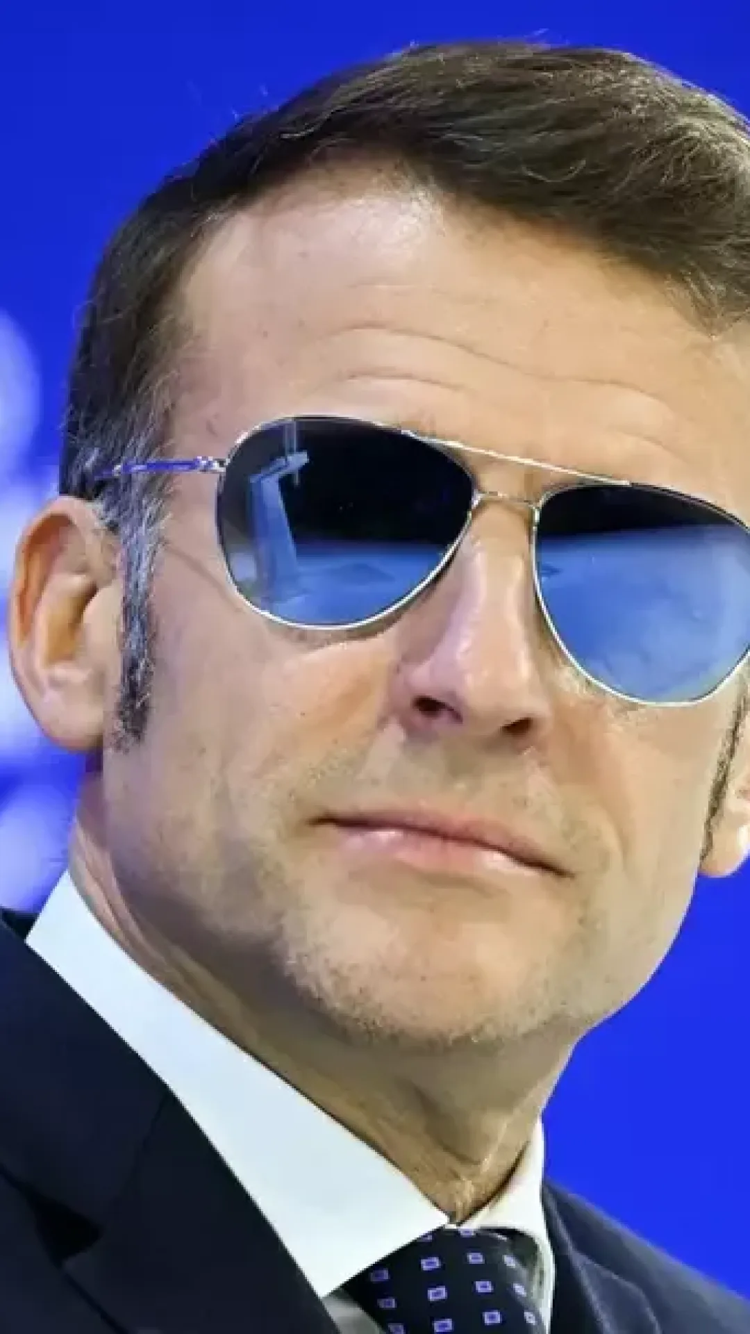 O verdadeiro motivo pelo qual Macron usou óculos escuros durante o discurso em Davos