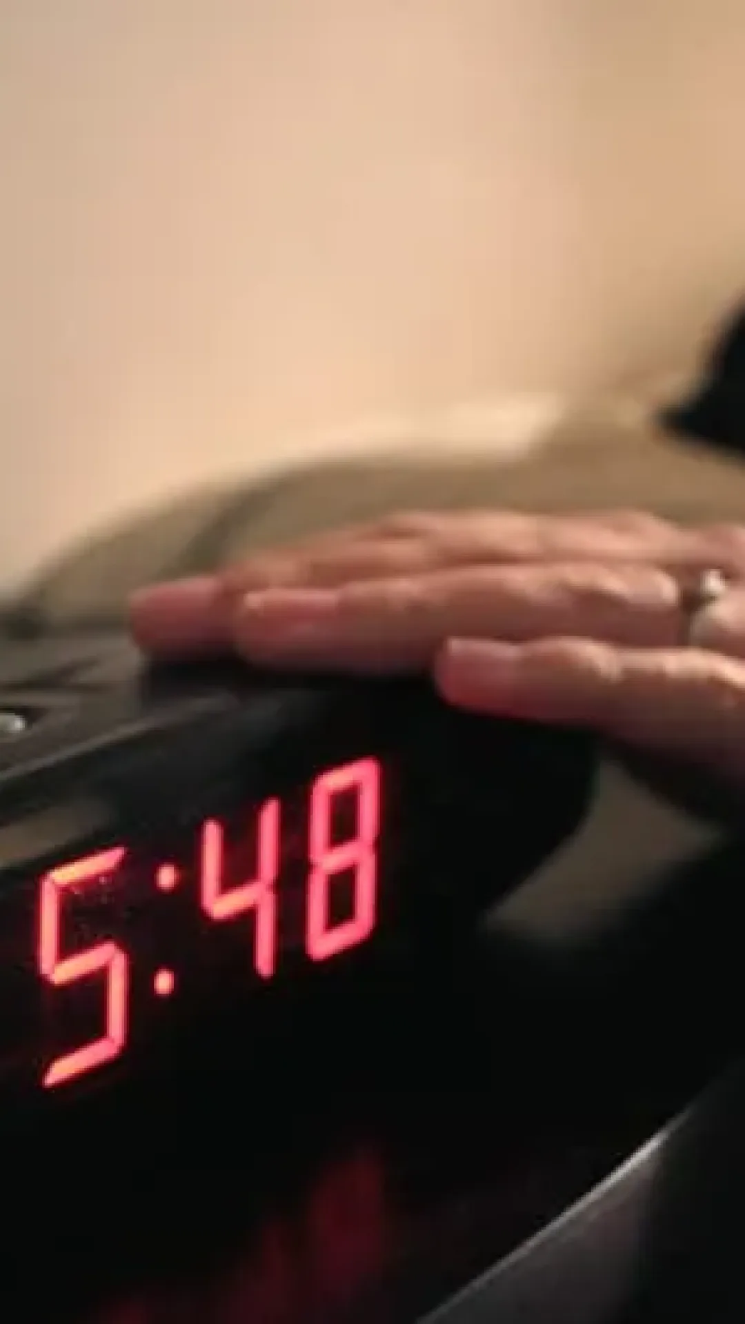 O verdadeiro motivo pelo qual você frequentemente acorda naturalmente poucos minutos antes do despertador tocar