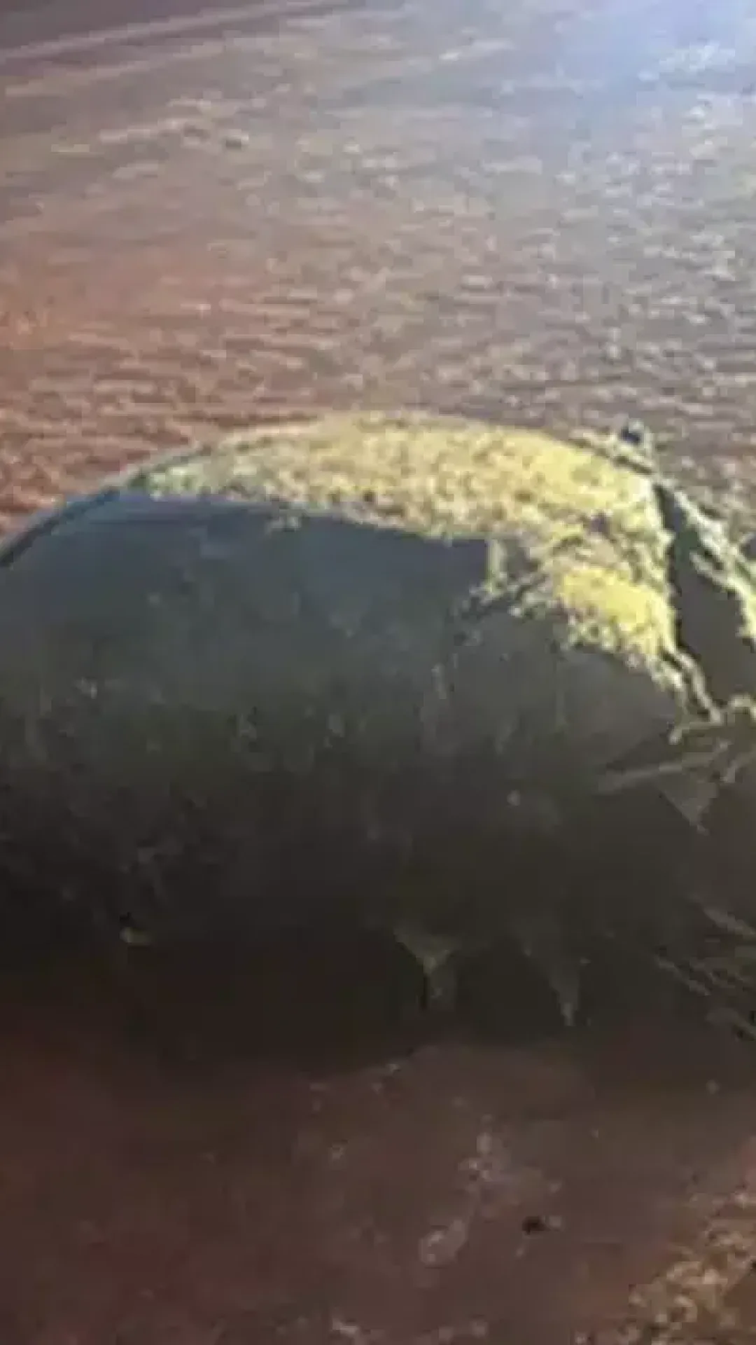 Objeto misterioso fumegante cai no deserto australiano enquanto especialistas apresentam teorias sobre o que poderia ser