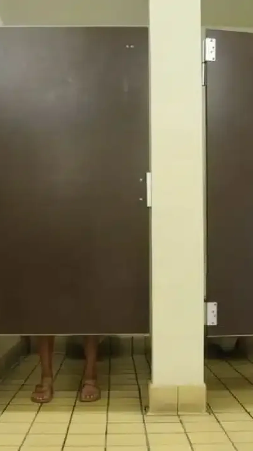 Os verdadeiros motivos por trás das portas de banheiros públicos terem aberturas na parte superior e inferior
