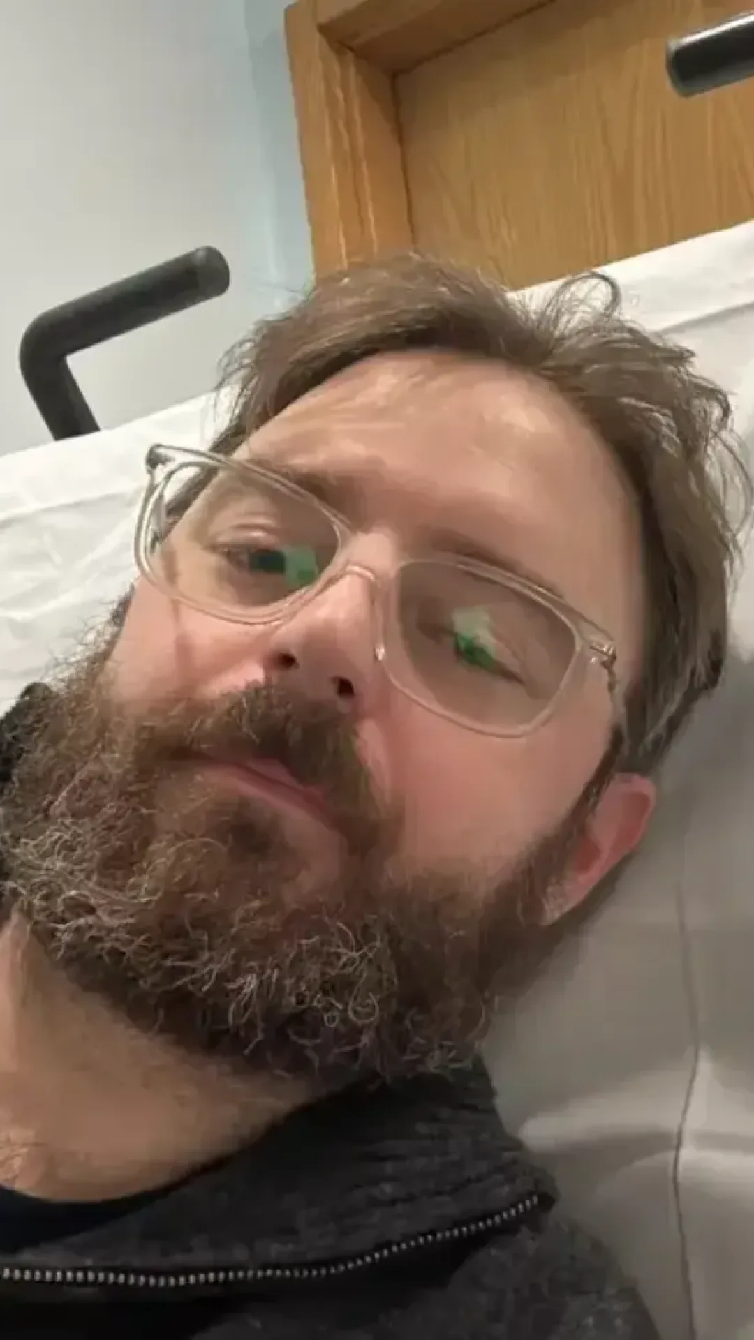 Pai é diagnosticado com câncer “incurável” após confundir sintomas com estresse