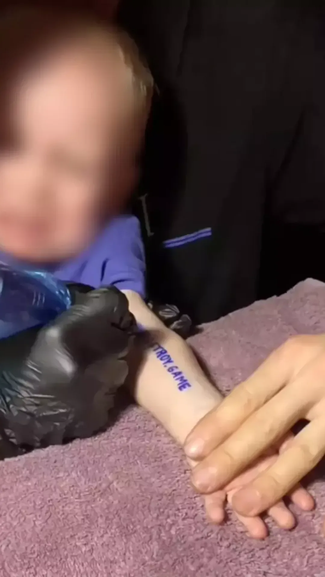 Pais são acusados de “tatuar bebê” em uma brincadeira de mau gosto no TikTok