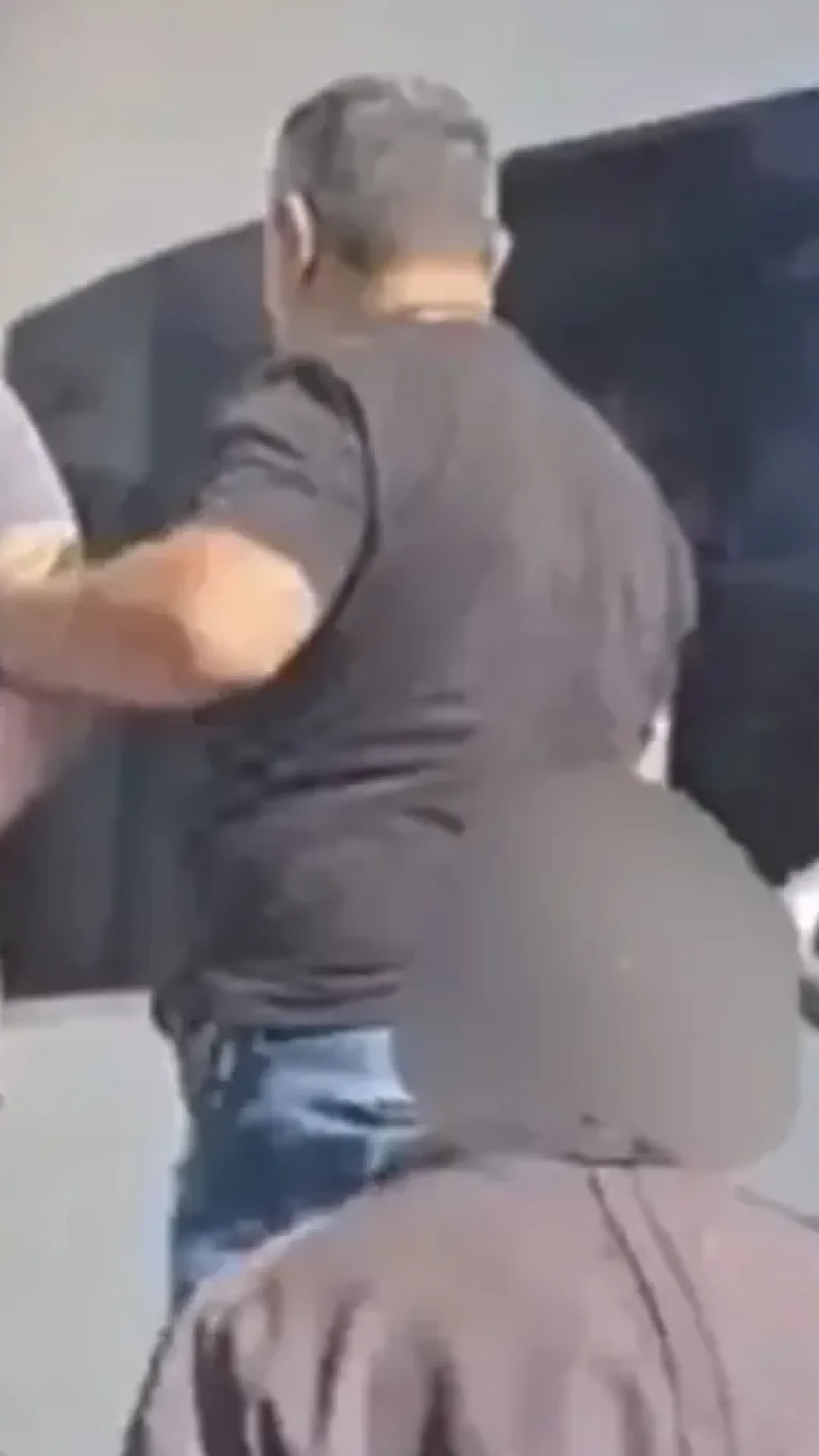 Pais são presos após menina de seis anos ser encontrada trancada em um quarto por toda a sua vida