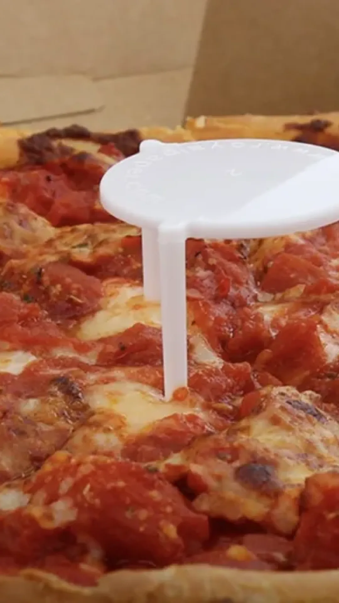 Para que serve a mesinha que vem na pizza?