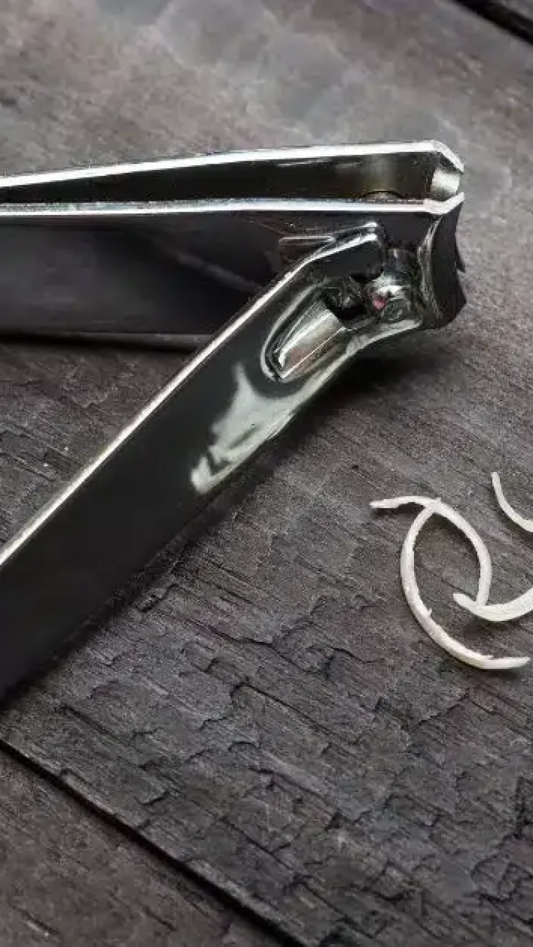 Para que serve o pequeno buraco no cortador de unhas?