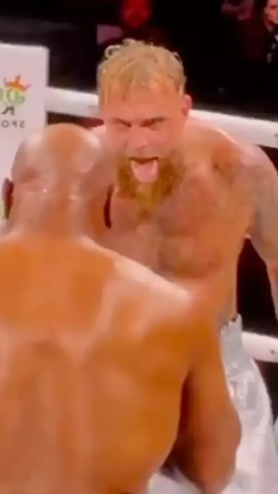 Pessoas acham que identificaram o momento em que Jake Paul sinalizou para Mike Tyson “pegar leve”, em meio a alegações de luta “armada”
