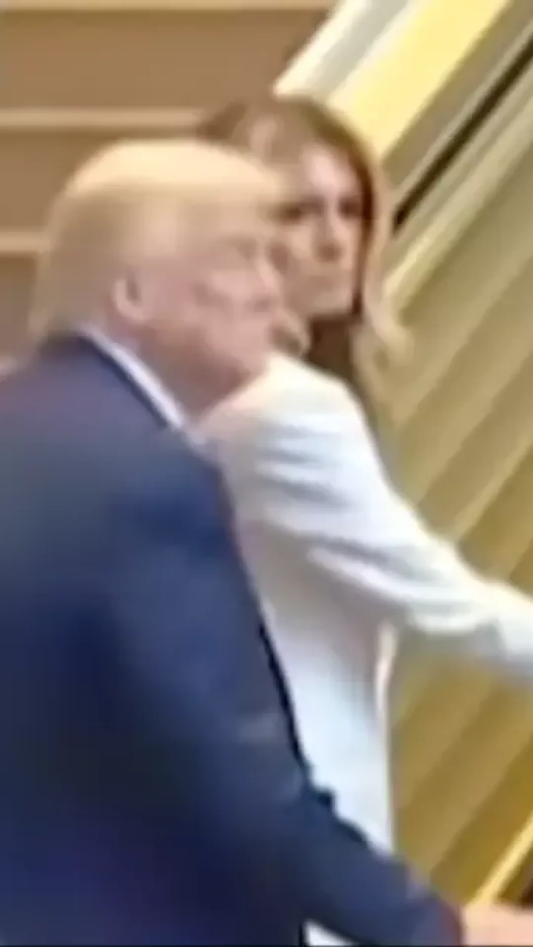 Pessoas acreditam que pode haver um significado mais sombrio por trás da parada da escada rolante de Trump