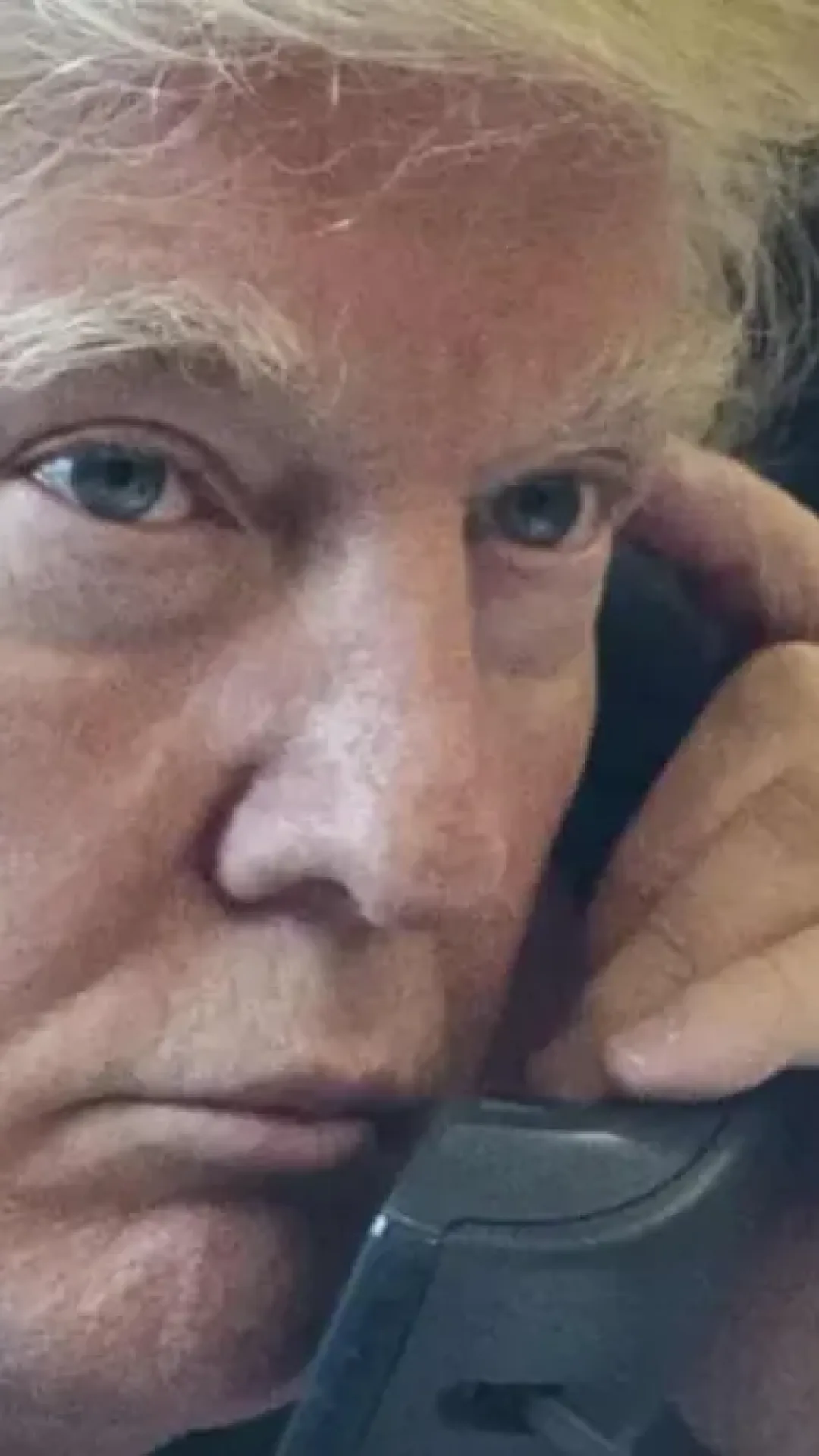 Pessoas ficaram em choque ao ver todos os detalhes do novo smartphone dourado de $499 do Trump