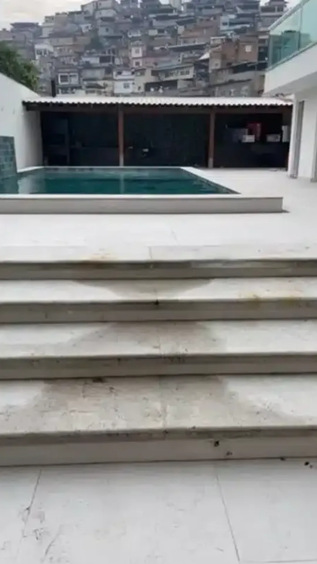 Polícia desmantela “Oásis do CV”: Tinha até uma piscina no topo do Complexo do Alemão