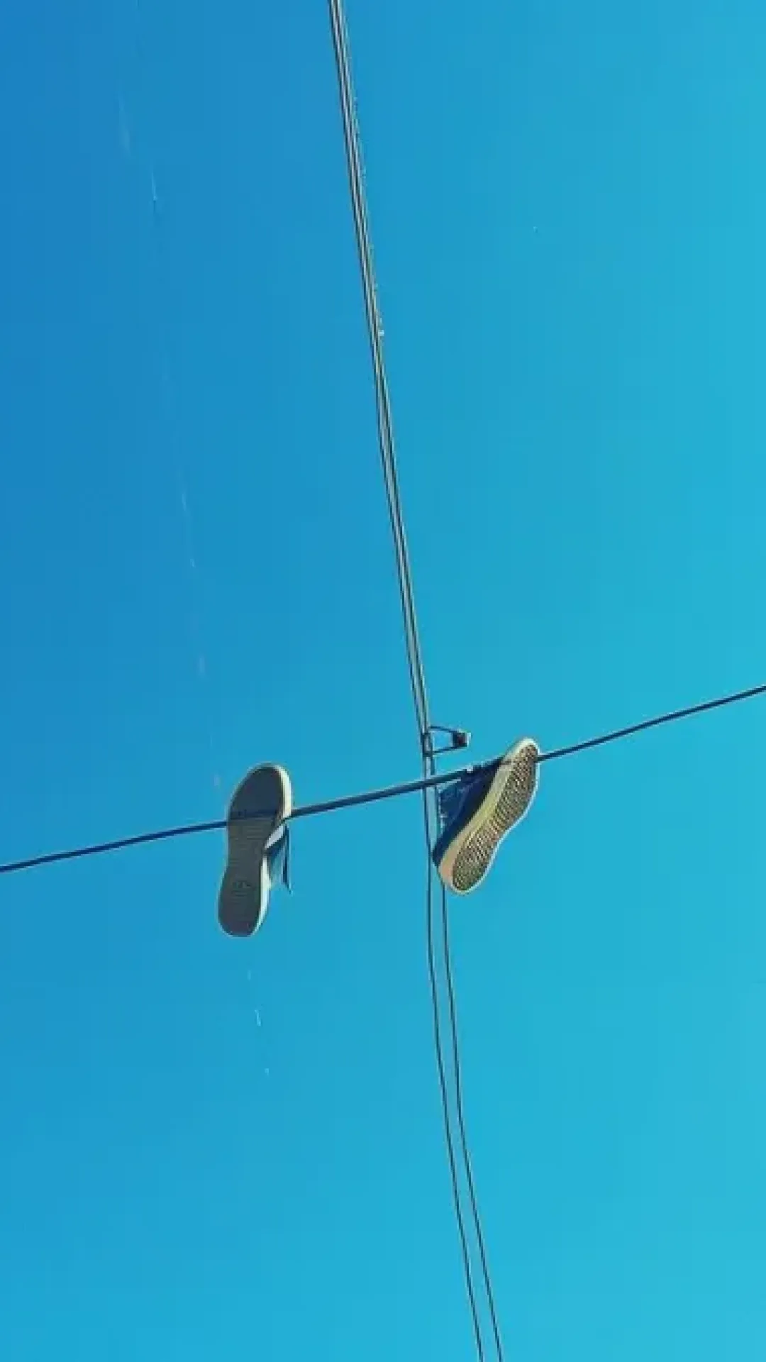 Por que alguns fios de energia têm sapatos pendurados?