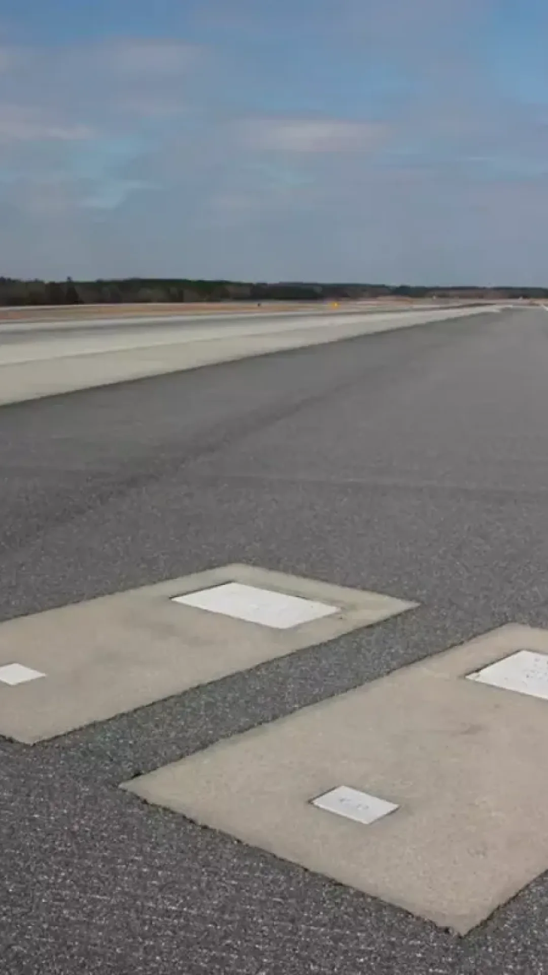 Por que duas pessoas estão enterradas em túmulos sob a pista de um aeroporto?
