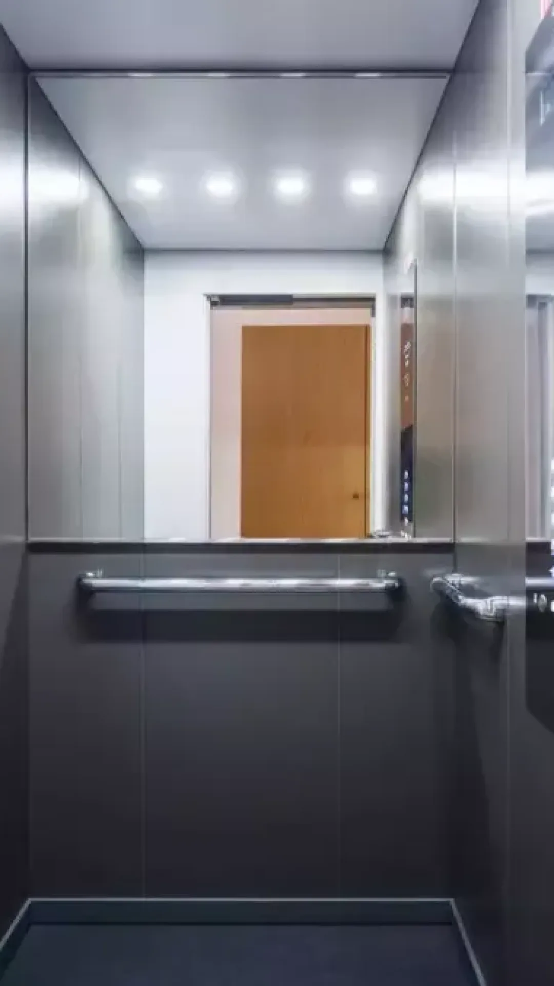 Por que existem espelhos nos elevadores?