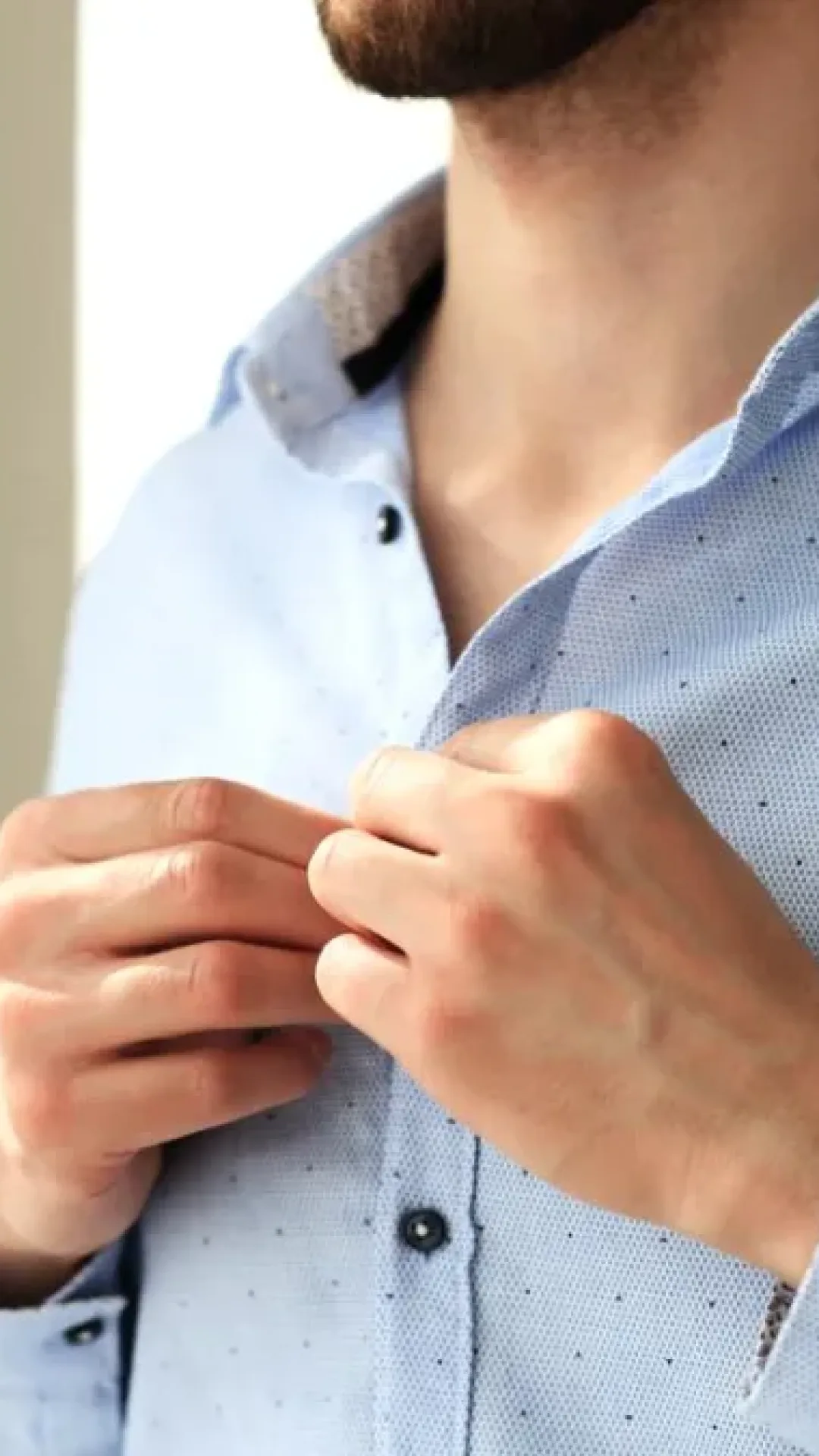 Por que homens e mulheres têm botões de camisa em lados diferentes?