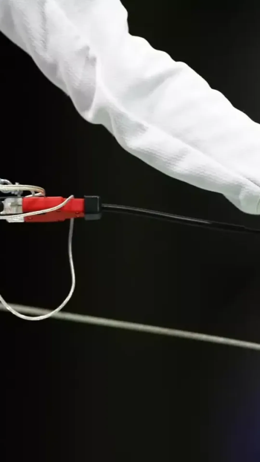 Por que os esgrimistas olímpicos estão presos a um fio?