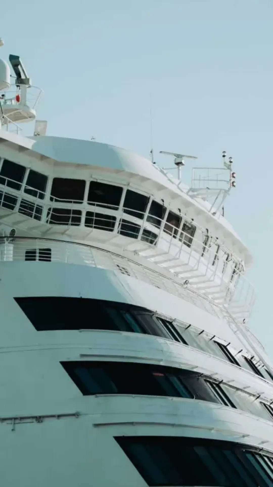 Por que os navios de cruzeiro são sempre pintados de branco?