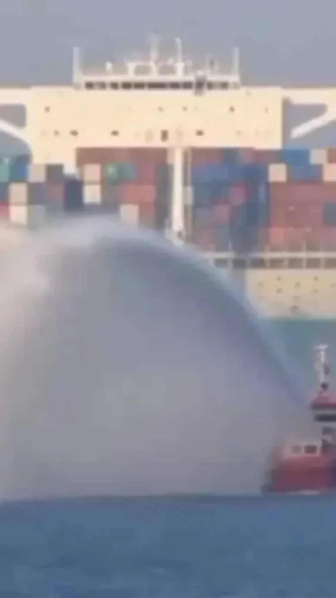 Por que rebocadores borrifam água no ar ao rebocar um navio?
