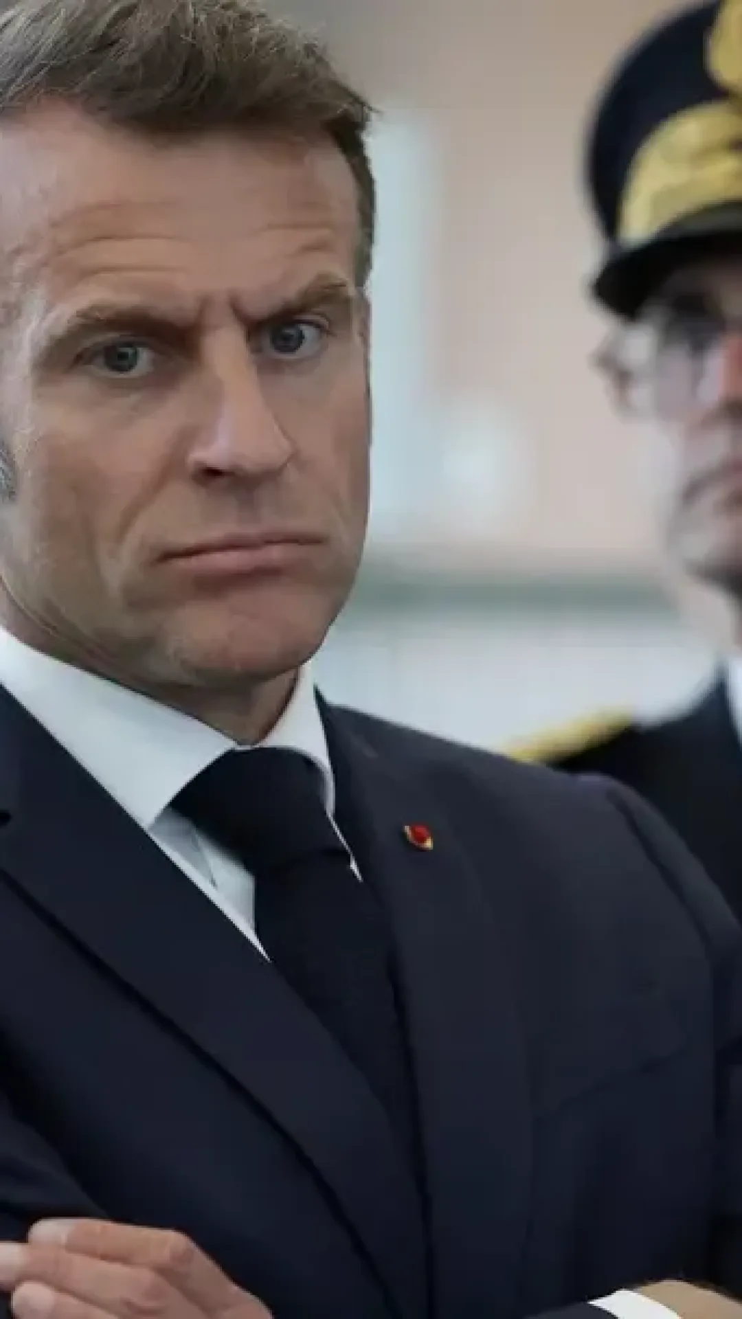 Presidente da França responde após o Rei Charles III dizer a Trump que “se não fosse por nós, você estaria falando francês”