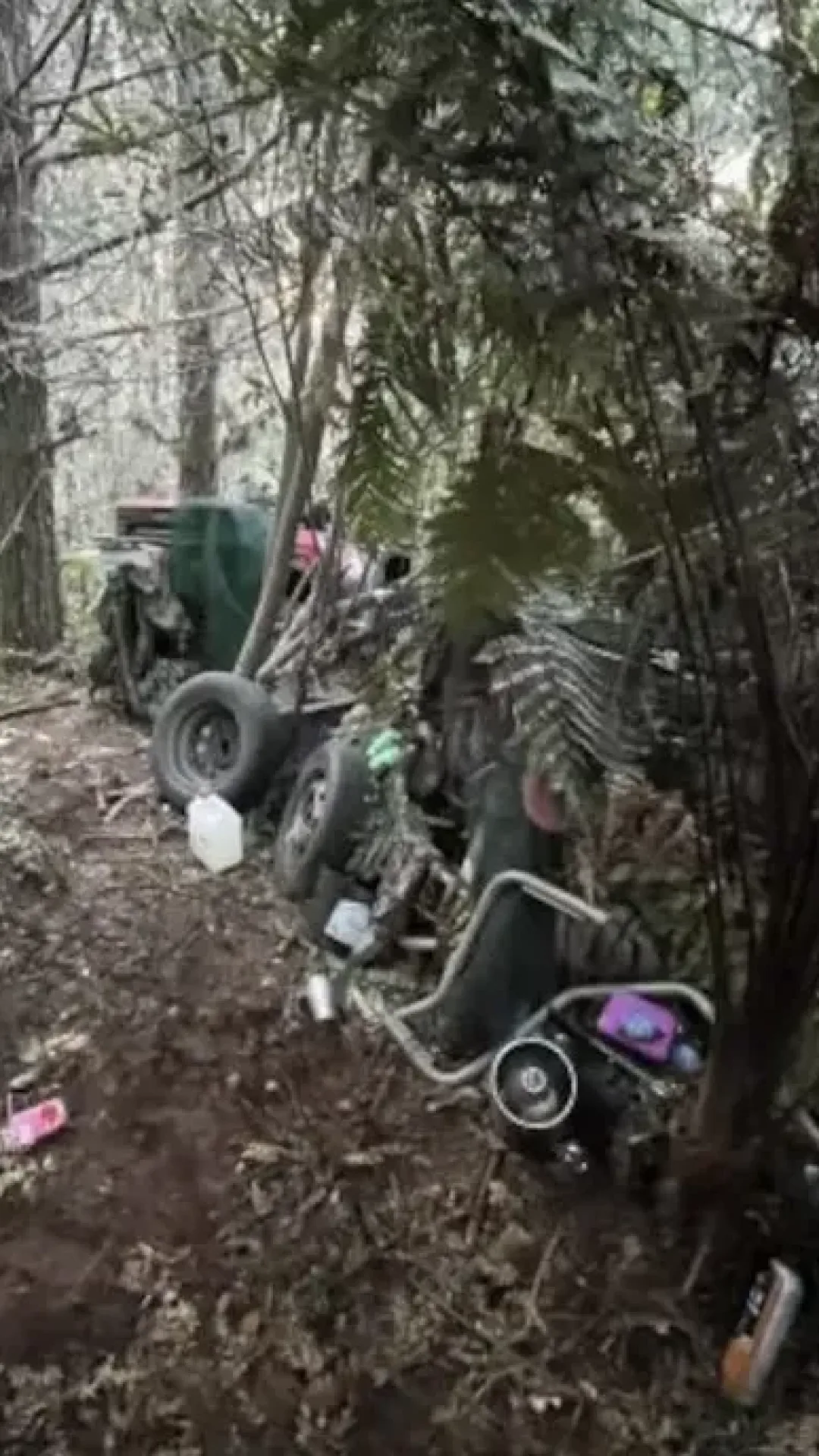 Primeiras fotos mostram como homem vivia na selva com seus três filhos antes de ser morto pela polícia