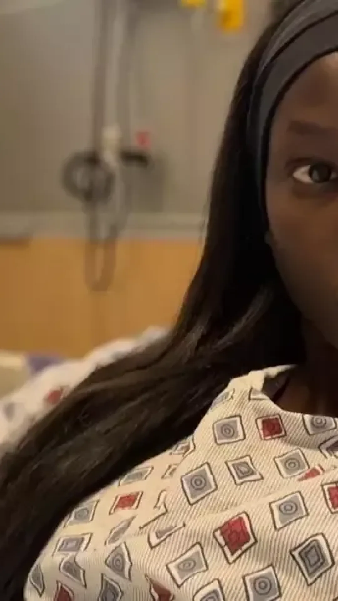 Supermodelo de 28 anos revela um sintoma comum antes de ser diagnosticada com uma condição pulmonar que a deixou “vomitando sangue”