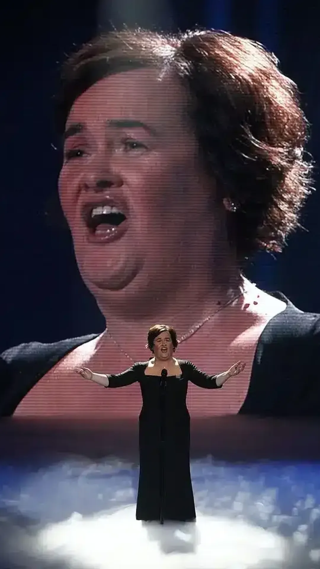 Susan Boyle parece estar rejuvenescendo 17 anos após sua estreia no show de talentos que mudou sua vida