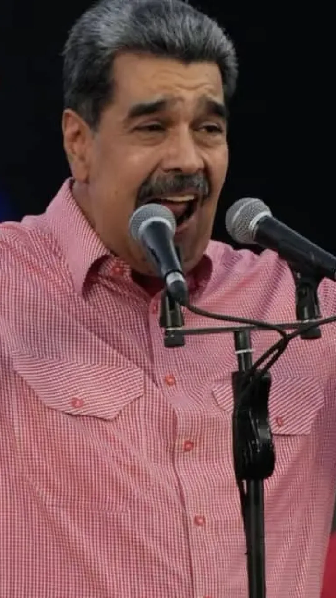 Temendo invasão de Trump na Venezuela, Maduro canta “Imagine” em comício