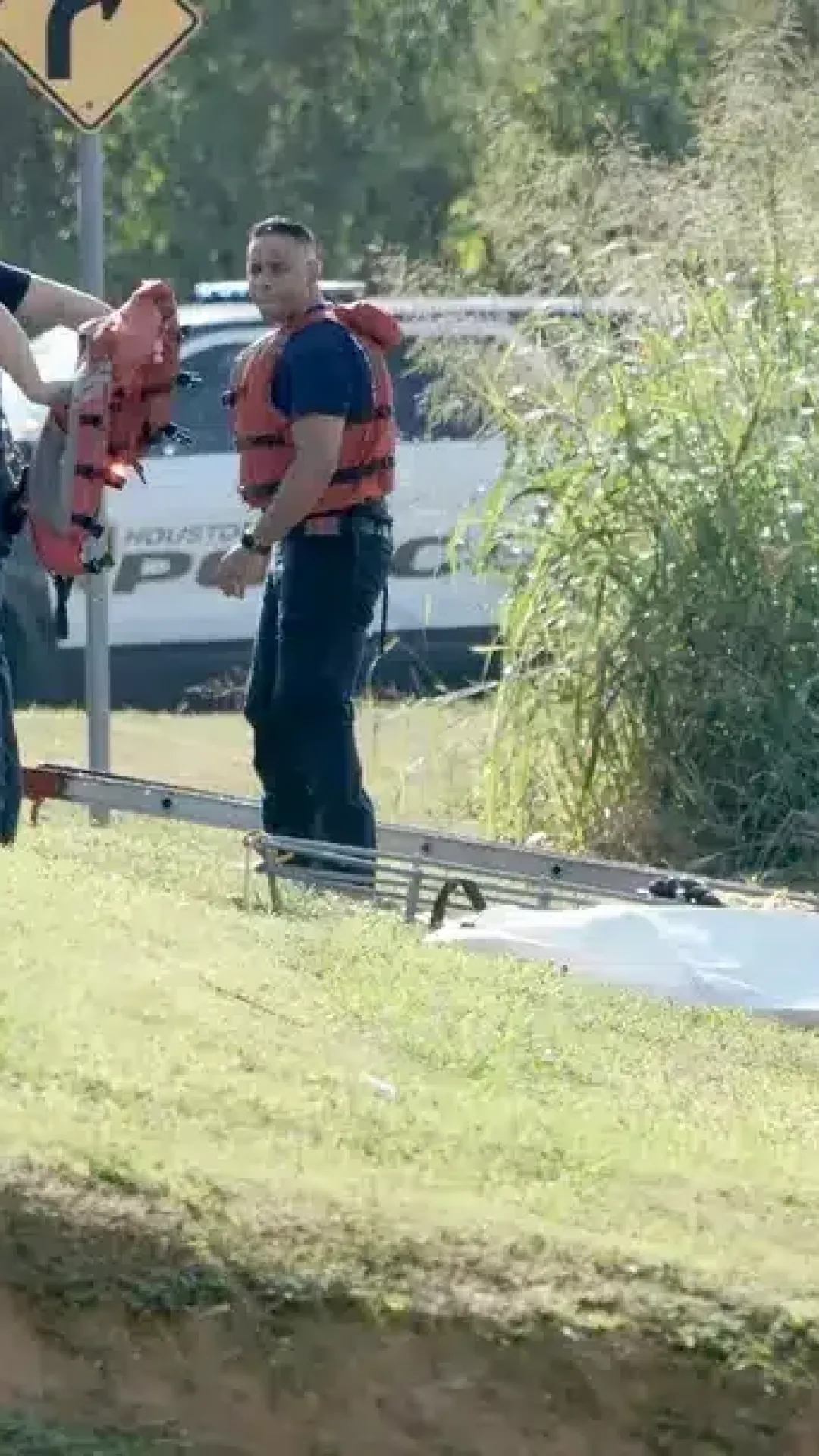 Temores de um serial killer no Texas aumentam após mais três corpos serem retirados do mesmo canal