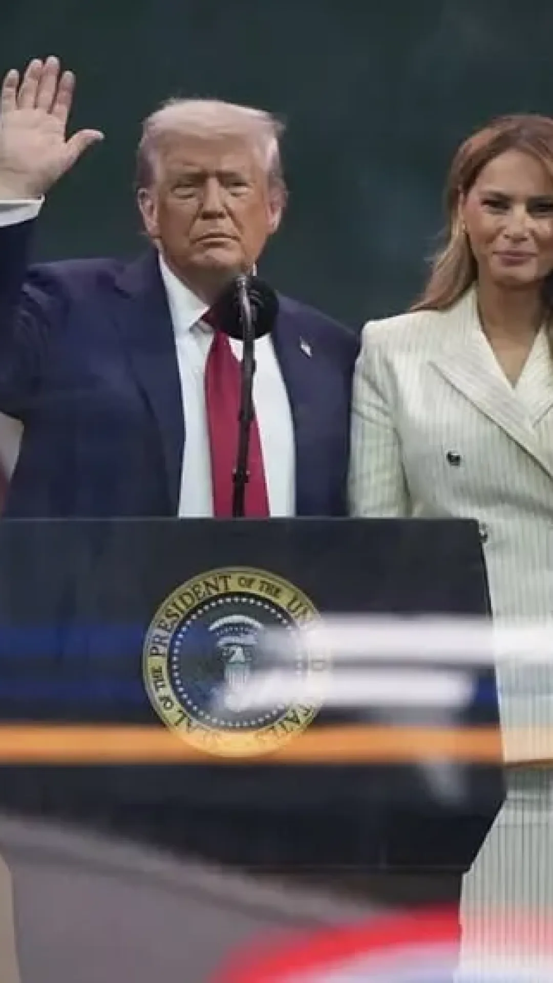 Teoria da conspiração sobre “sósia” de Melania Trump “ganha força” após pessoas notarem o que ela fez durante desfile