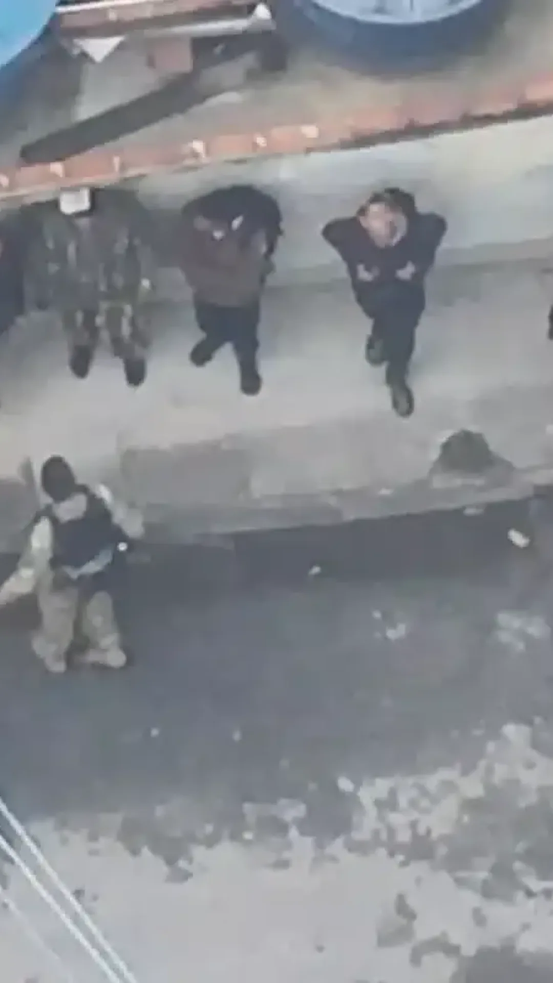 Traficantes do CV são filmados com fuzis e roupas de guerra antes da megaoperação no Rio