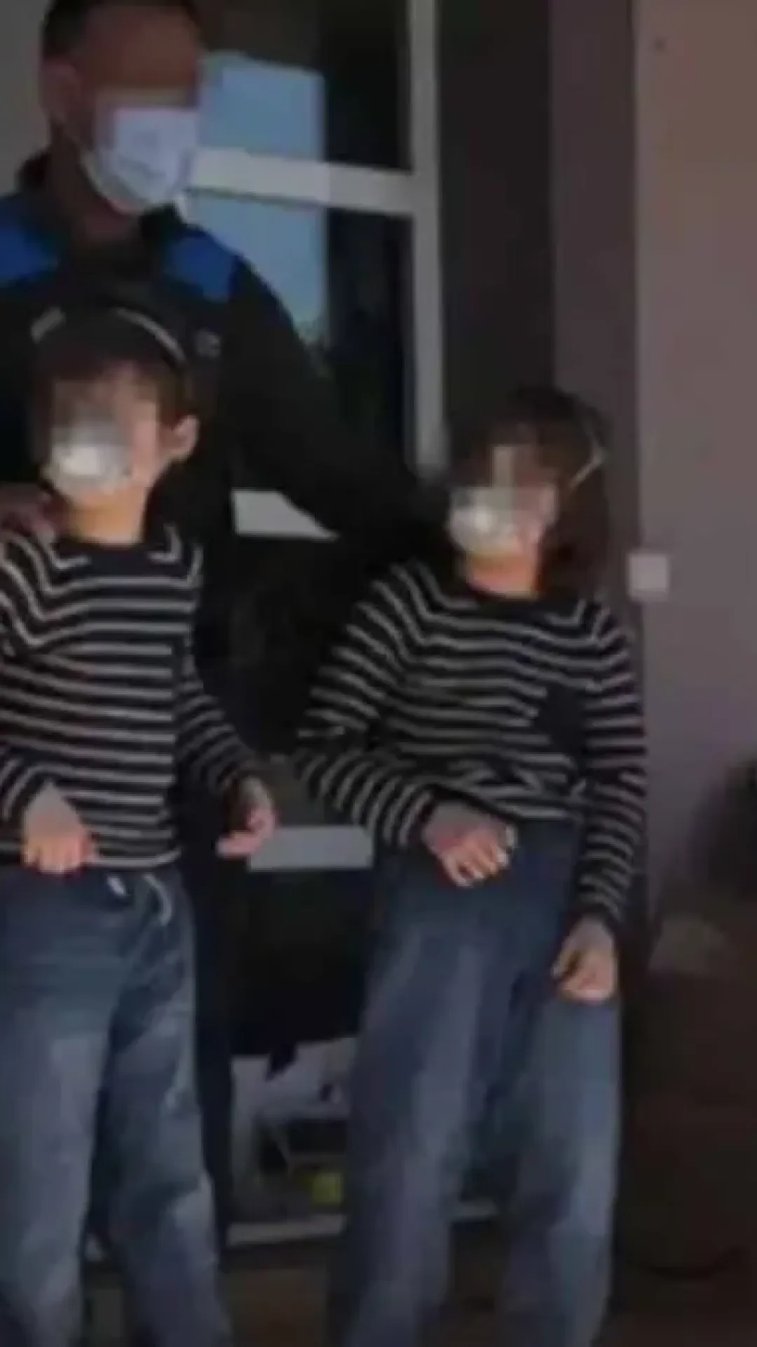 Três crianças ‘resgatadas’ de casa após pais com ‘síndrome da COVID’ as manterem trancadas por 4 anos